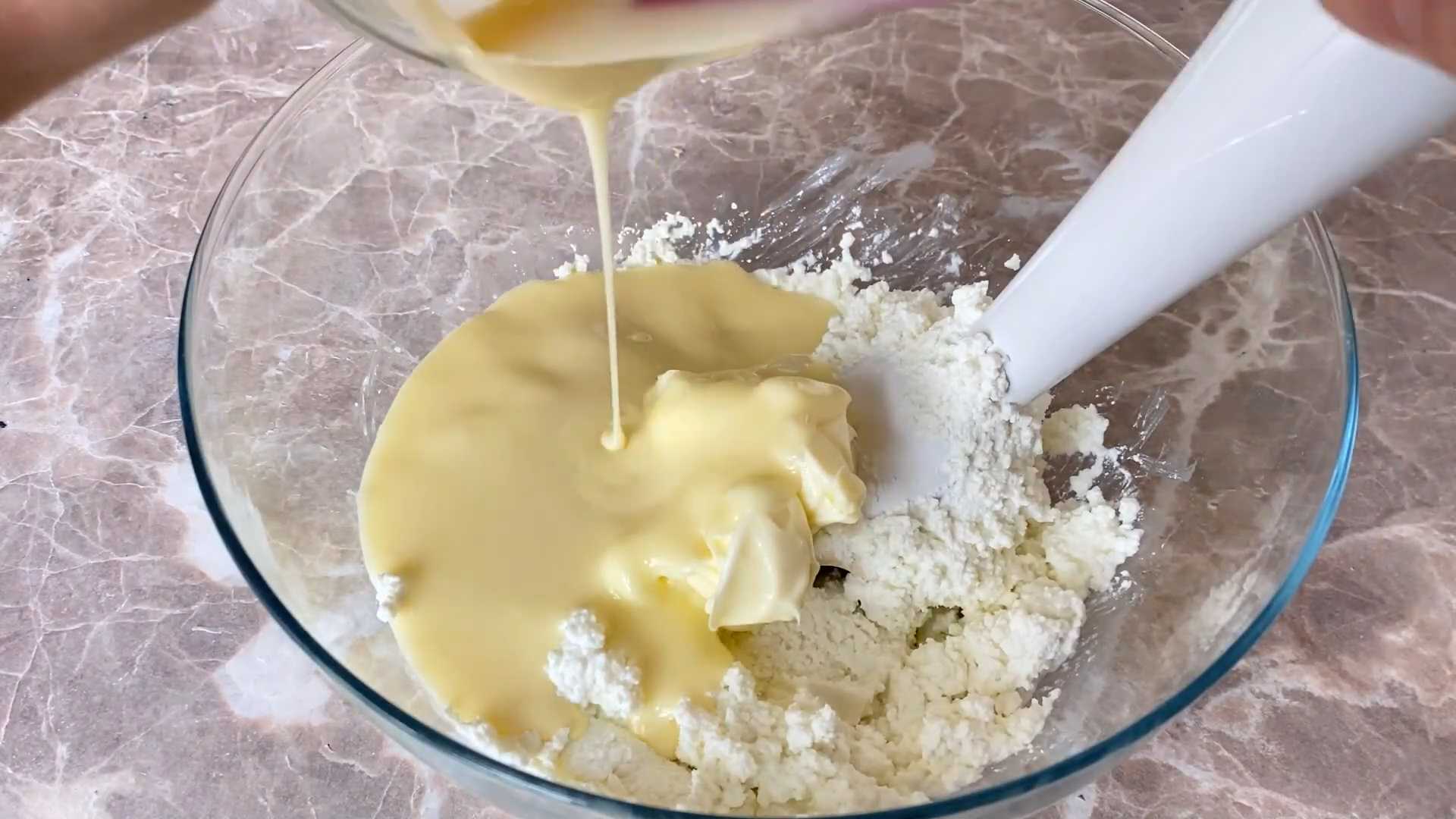 Творожная пасха в шоколадном корпусе с ягодным конфи-Шаг 6