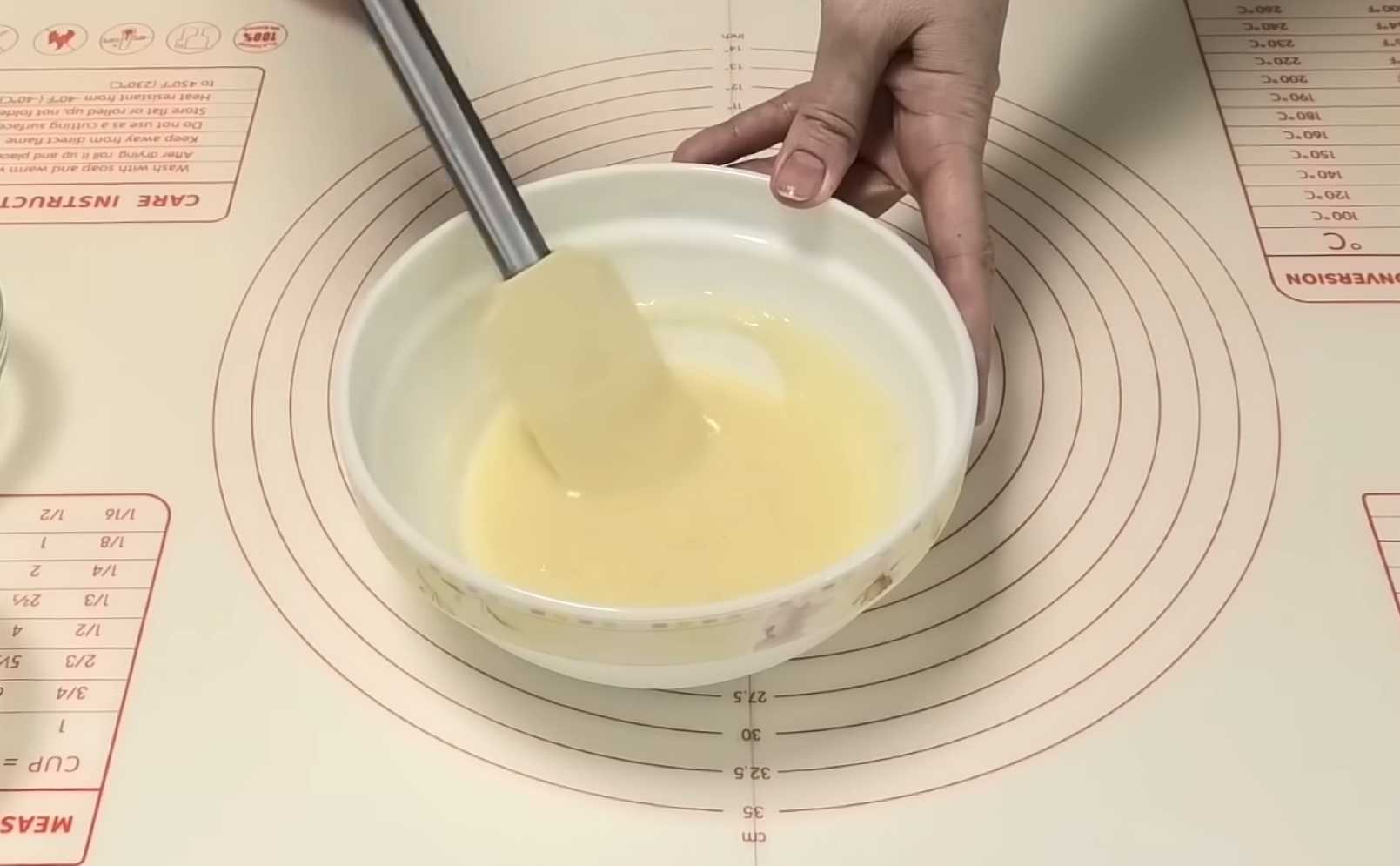 Глянцевая глазурь с белым шоколадом для пасхального кулича-Шаг 5