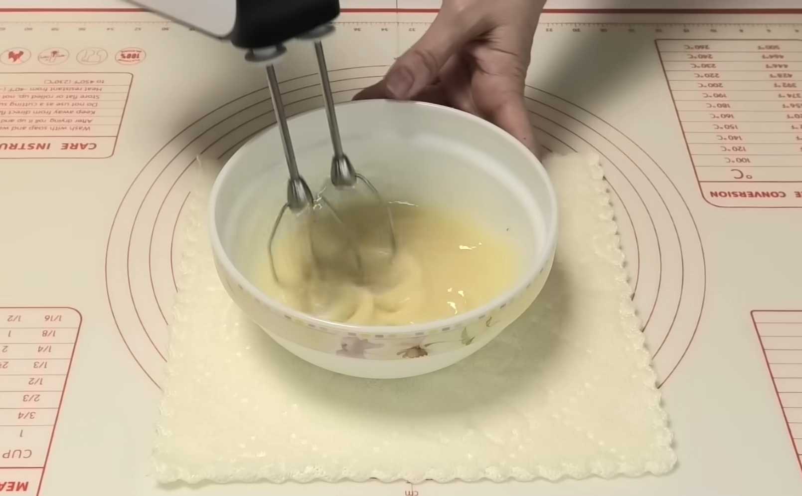 Глянцевая глазурь с белым шоколадом для пасхального кулича-Шаг 7