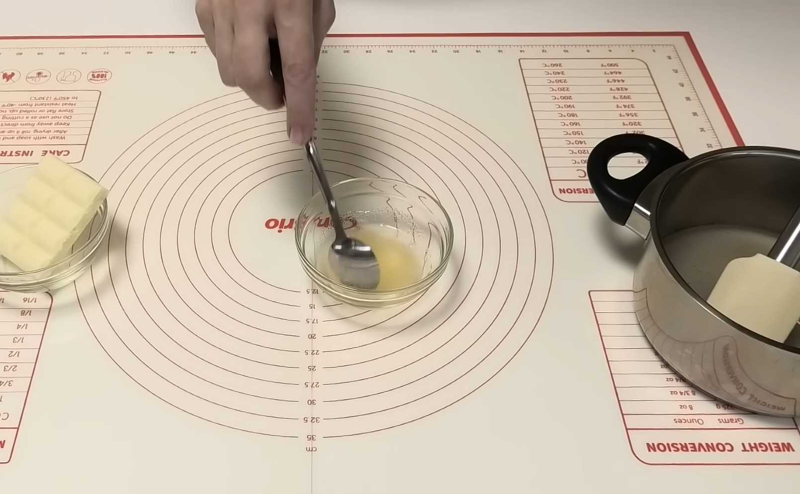 Глянцевая глазурь с белым шоколадом для пасхального кулича-Шаг 1