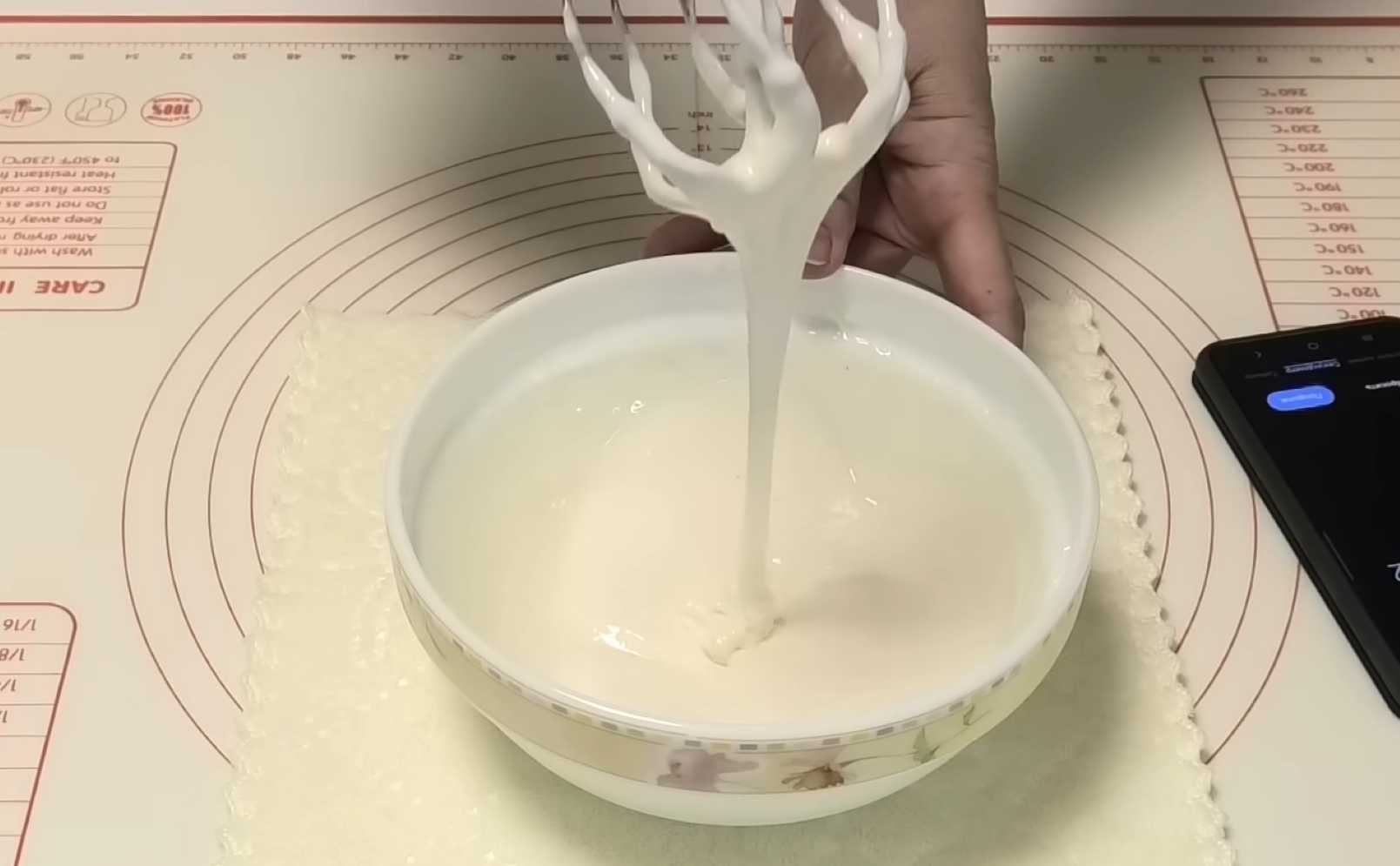 Глянцевая глазурь с белым шоколадом для пасхального кулича-Шаг 8