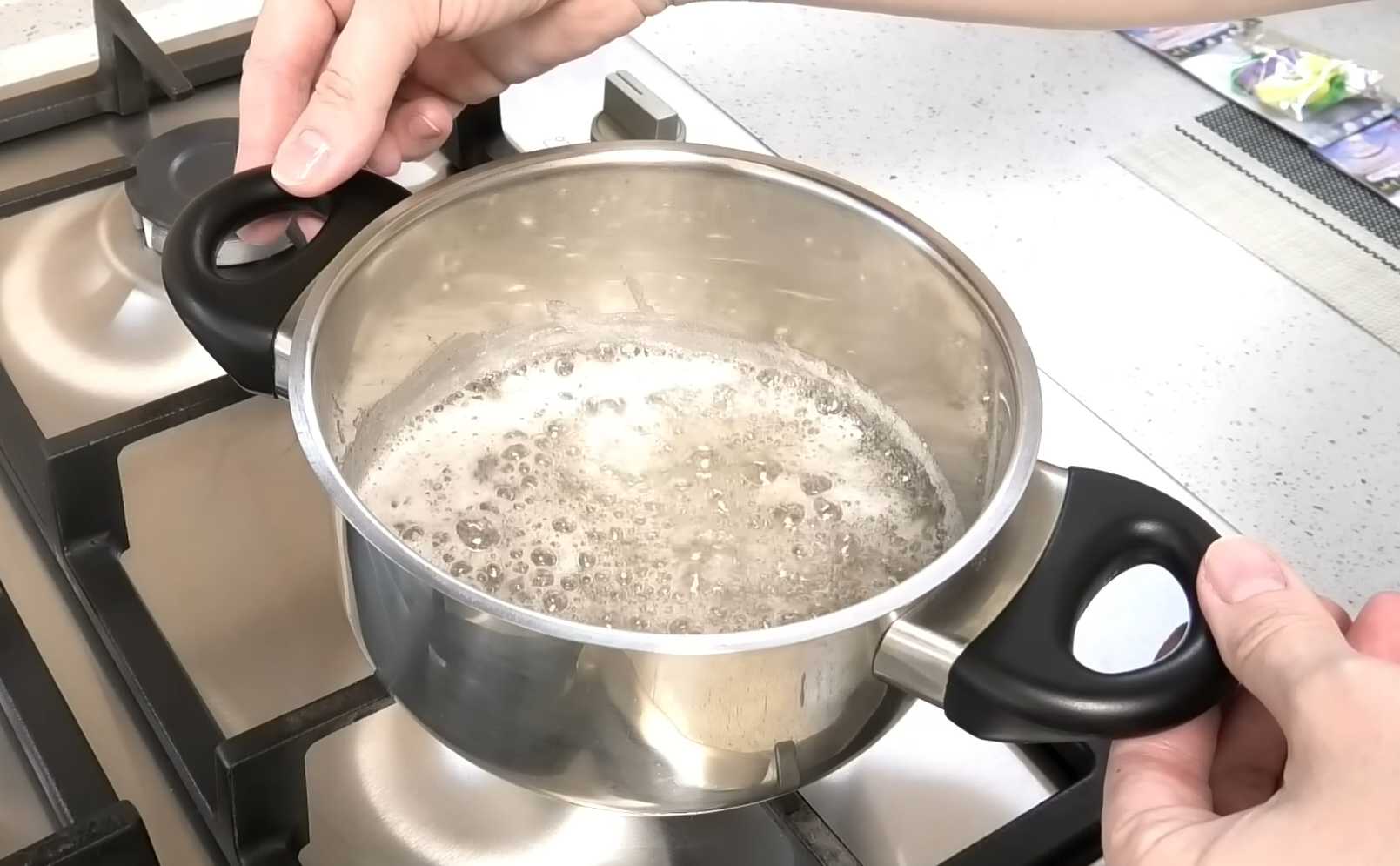 Глянцевая глазурь с белым шоколадом для пасхального кулича-Шаг 3