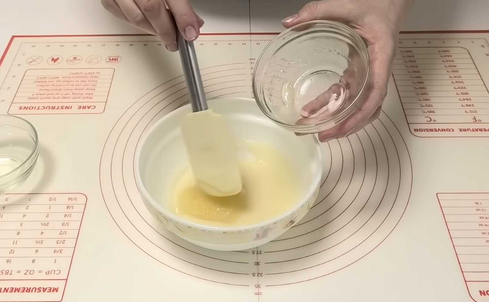 Глянцевая глазурь с белым шоколадом для пасхального кулича-Шаг 6