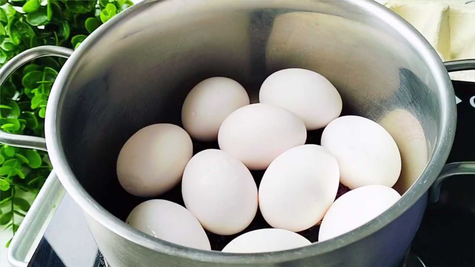 Яйца на Пасху в каркаде-Шаг 1