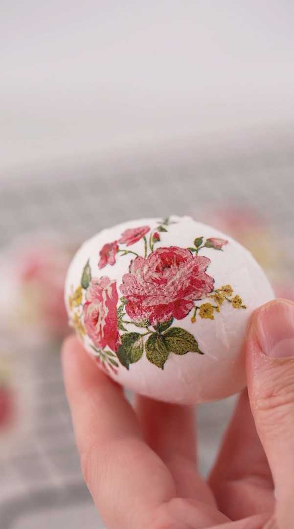 Декупаж пасхальных яиц салфетками и яичным белком-Шаг 6