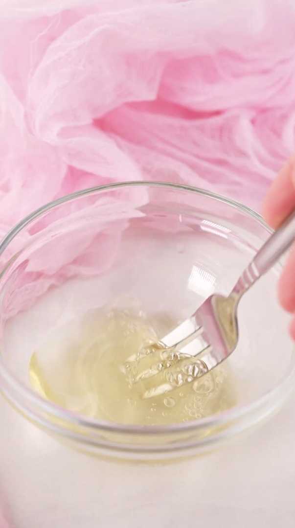 Декупаж пасхальных яиц салфетками и яичным белком-Шаг 1