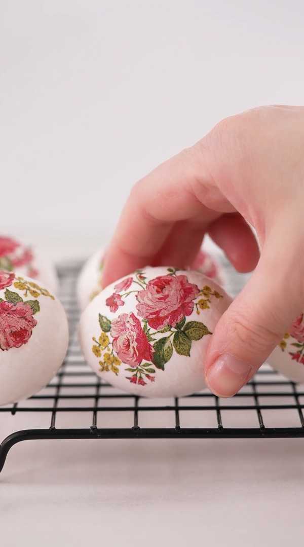 Декупаж пасхальных яиц салфетками и яичным белком-Шаг 7