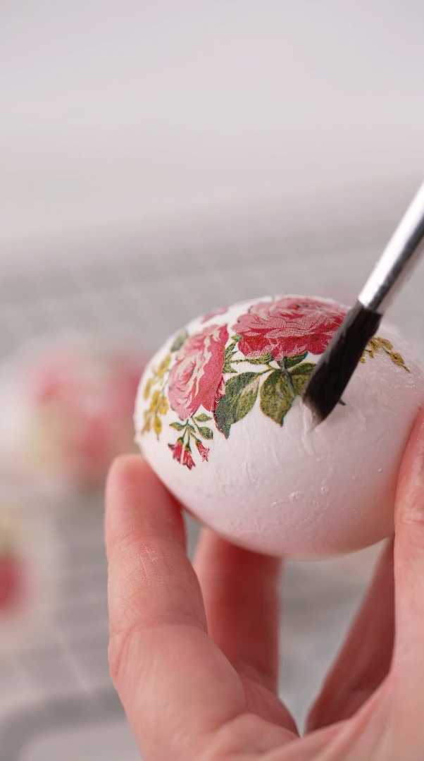 Декупаж пасхальных яиц салфетками и яичным белком-Шаг 5