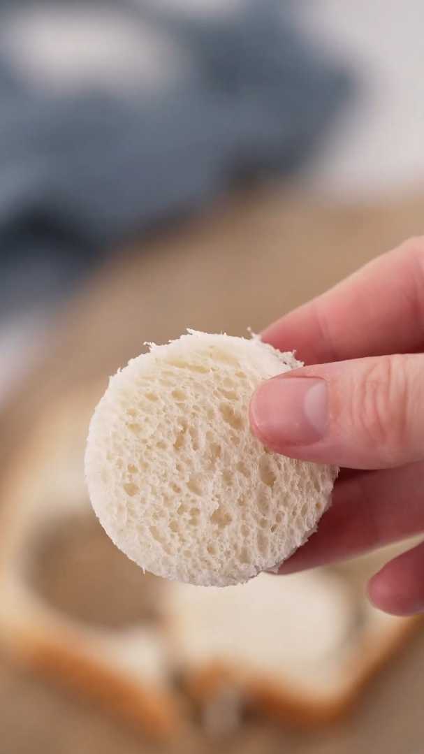 Ассорти изысканных канапе на белом хлебе — Шаг 1