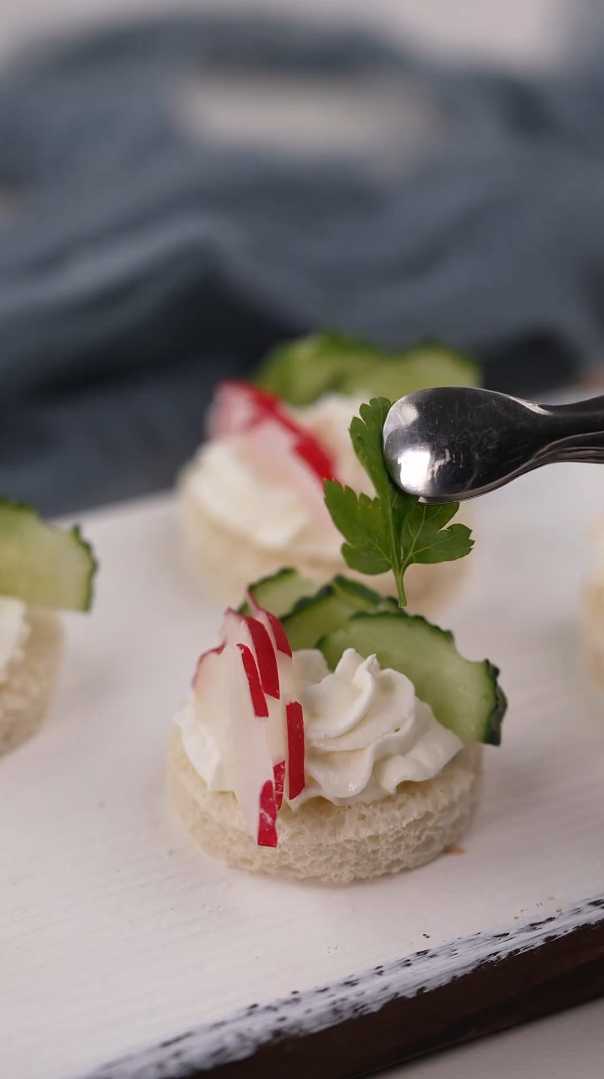 Ассорти изысканных канапе на белом хлебе — Шаг 5