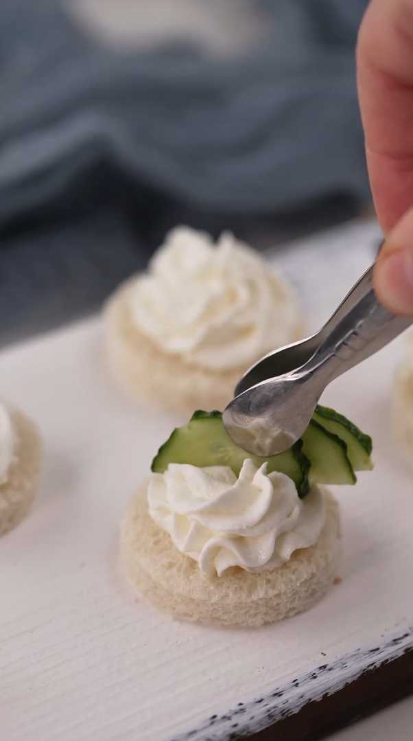 Ассорти изысканных канапе на белом хлебе — Шаг 4