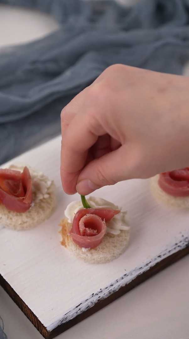 Ассорти изысканных канапе на белом хлебе — Шаг 6