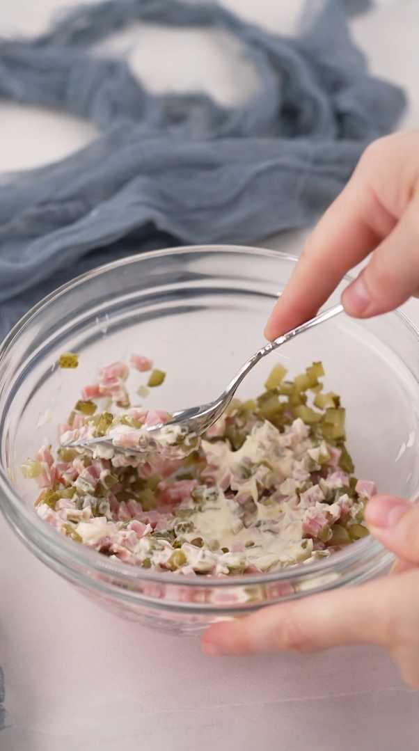 Ассорти изысканных канапе на белом хлебе — Шаг 2