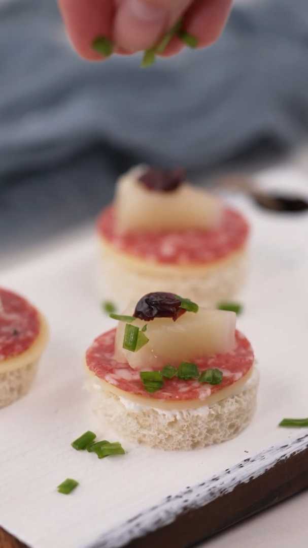 Ассорти изысканных канапе на белом хлебе — Шаг 7