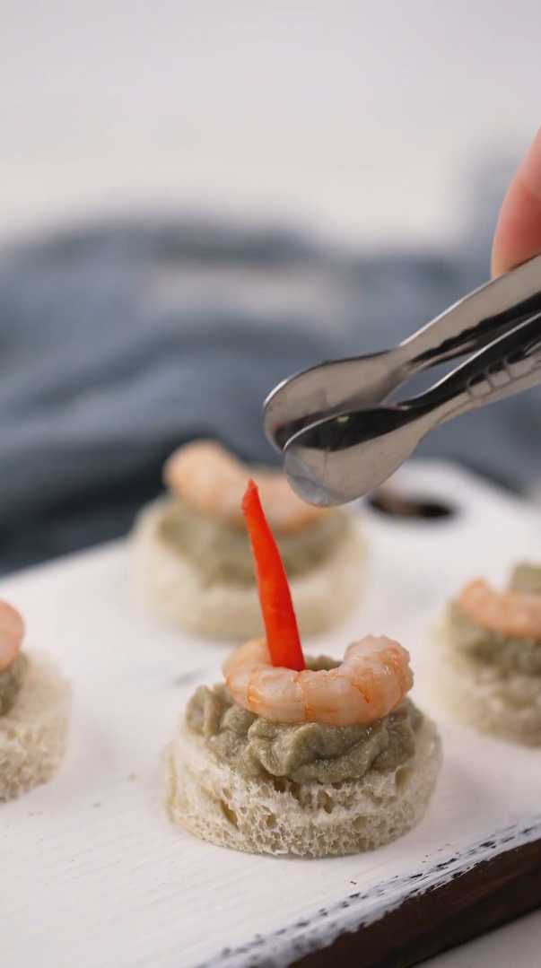 Ассорти изысканных канапе на белом хлебе — Шаг 9