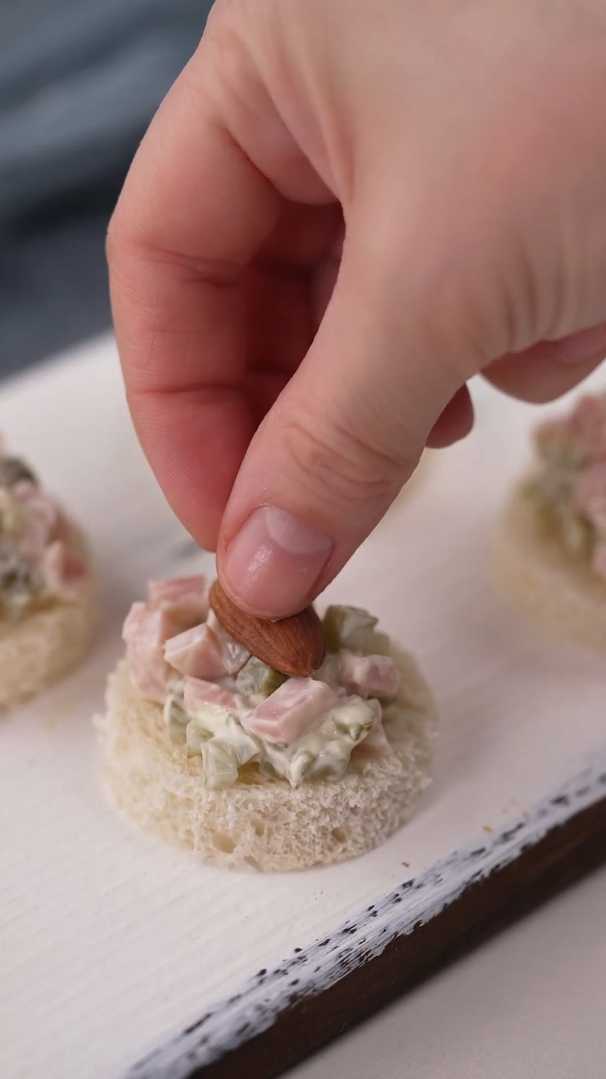 Ассорти изысканных канапе на белом хлебе — Шаг 3