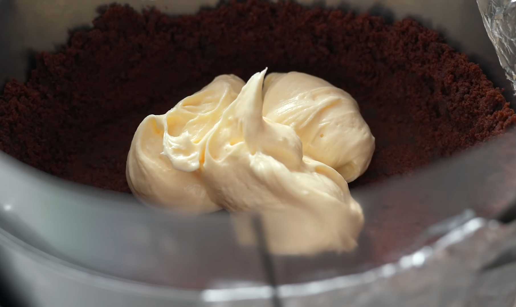 Торт сметанник с заварным кремом и шоколадной крошкой без выпечки-Шаг 9