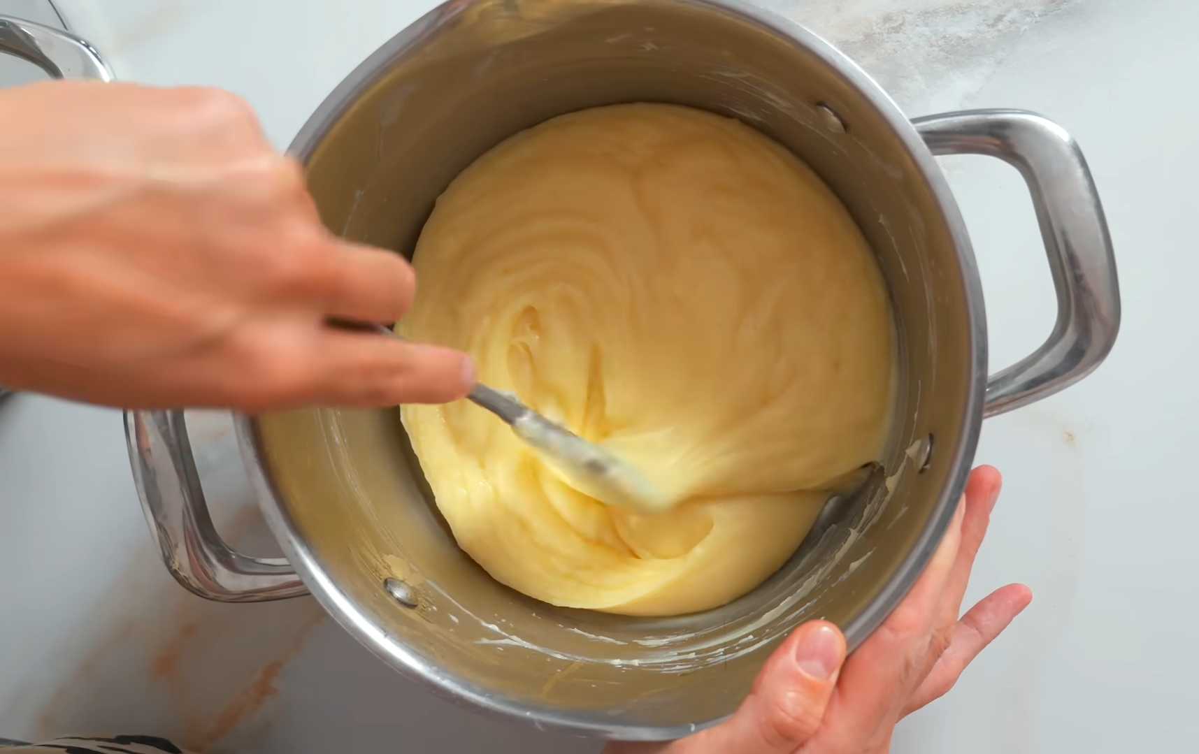 Торт сметанник с заварным кремом и шоколадной крошкой без выпечки-Шаг 4