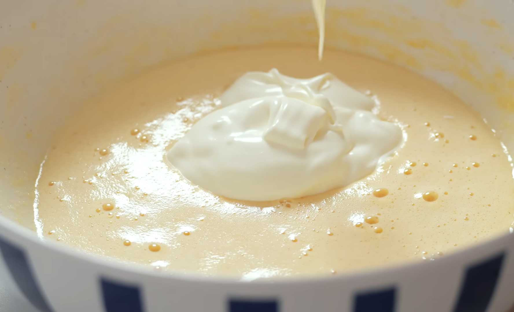 Торт сметанник с заварным кремом и шоколадной крошкой без выпечки-Шаг 3