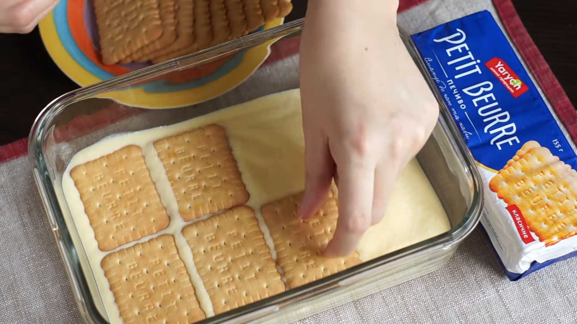 Торт без выпечки из печенья с заварным кремом и шоколадной глазурью-Шаг 8