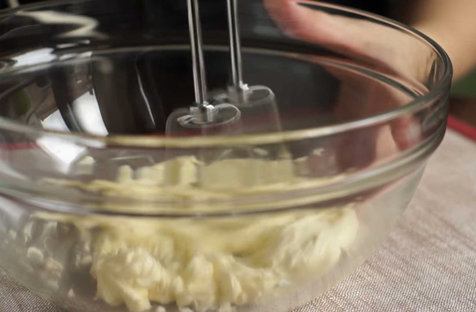 Торт без выпечки из печенья с заварным кремом и шоколадной глазурью-Шаг 3