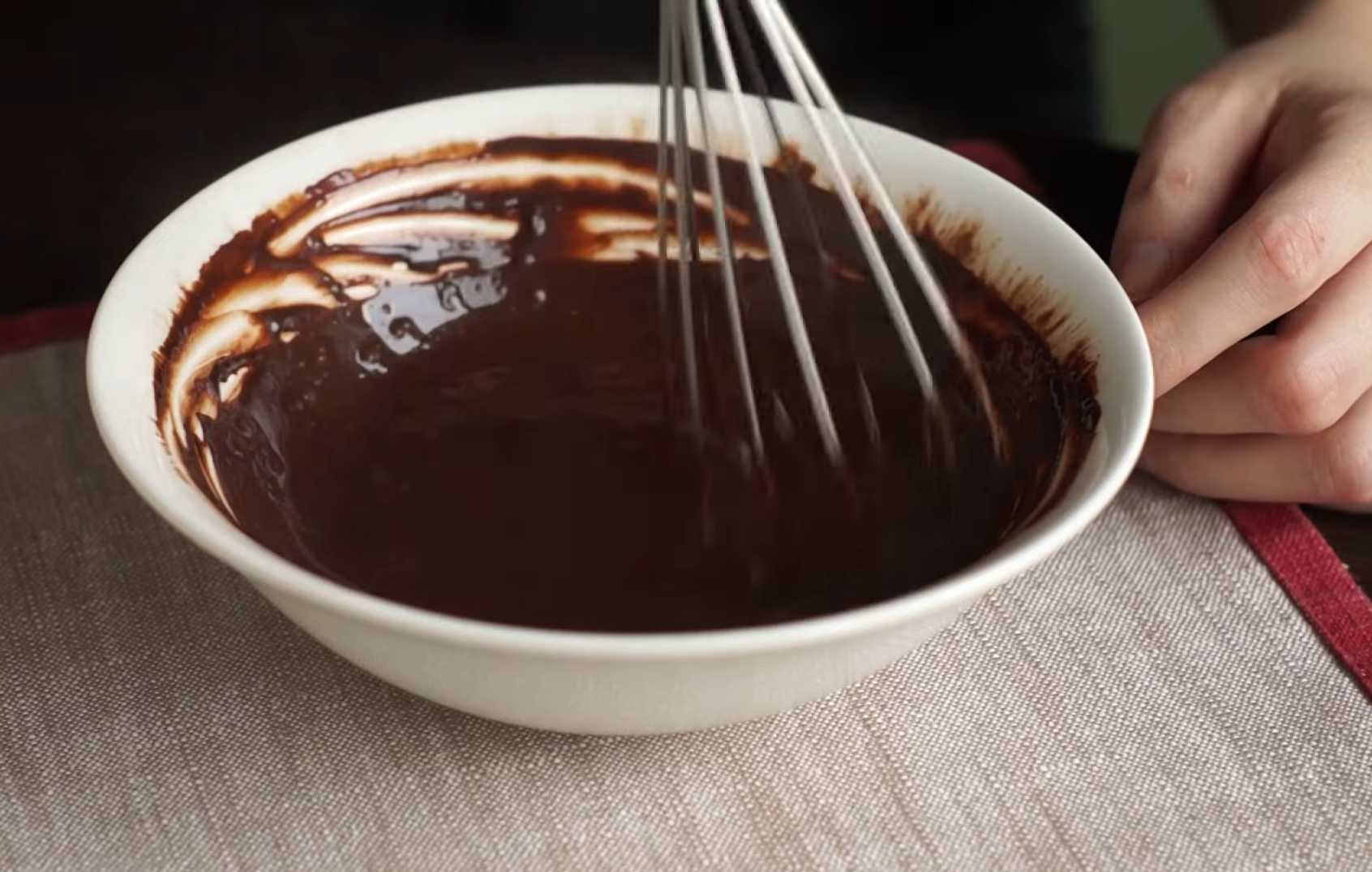 Торт без выпечки из печенья с заварным кремом и шоколадной глазурью-Шаг 5