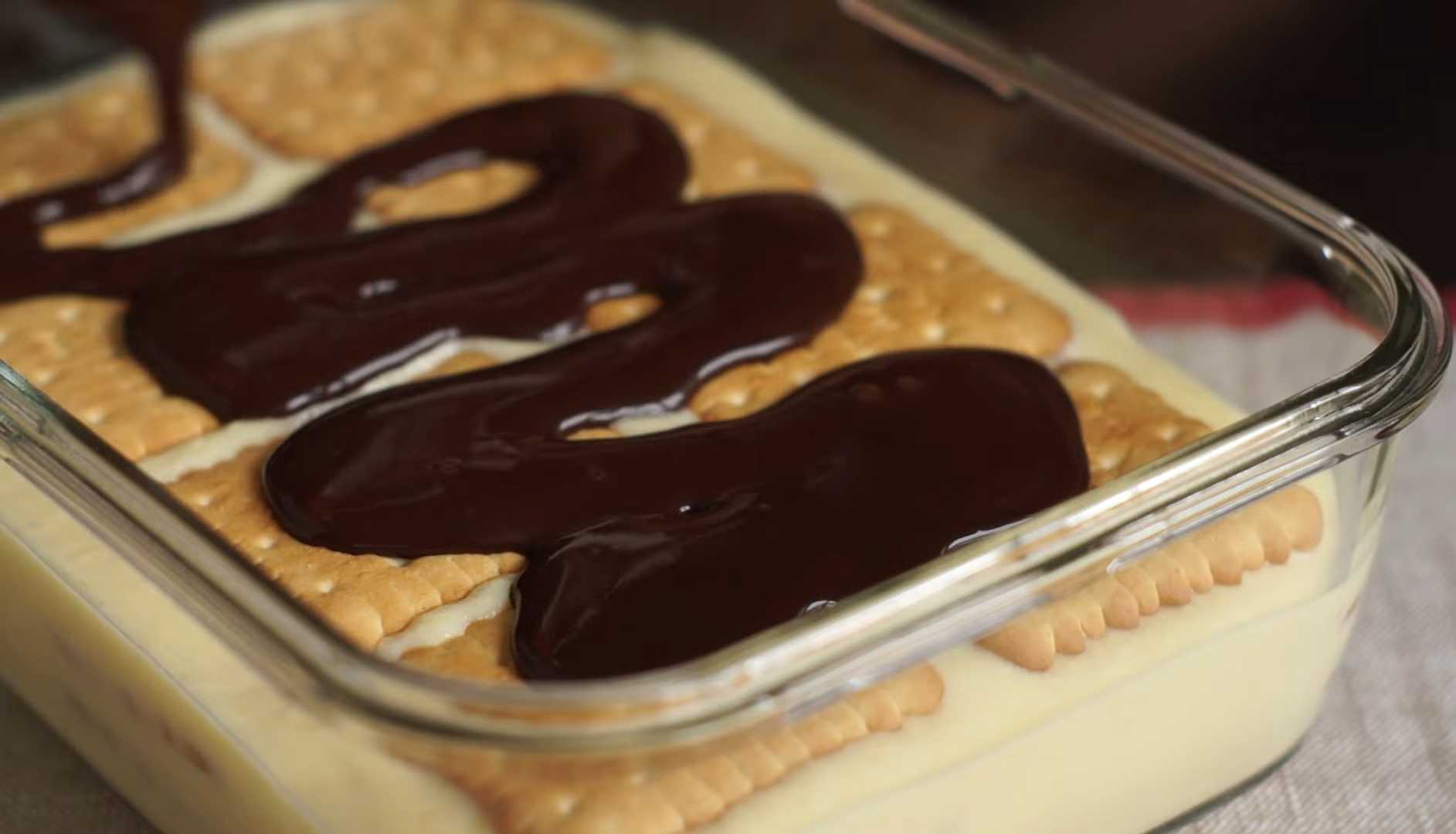 Торт без выпечки из печенья с заварным кремом и шоколадной глазурью-Шаг 9