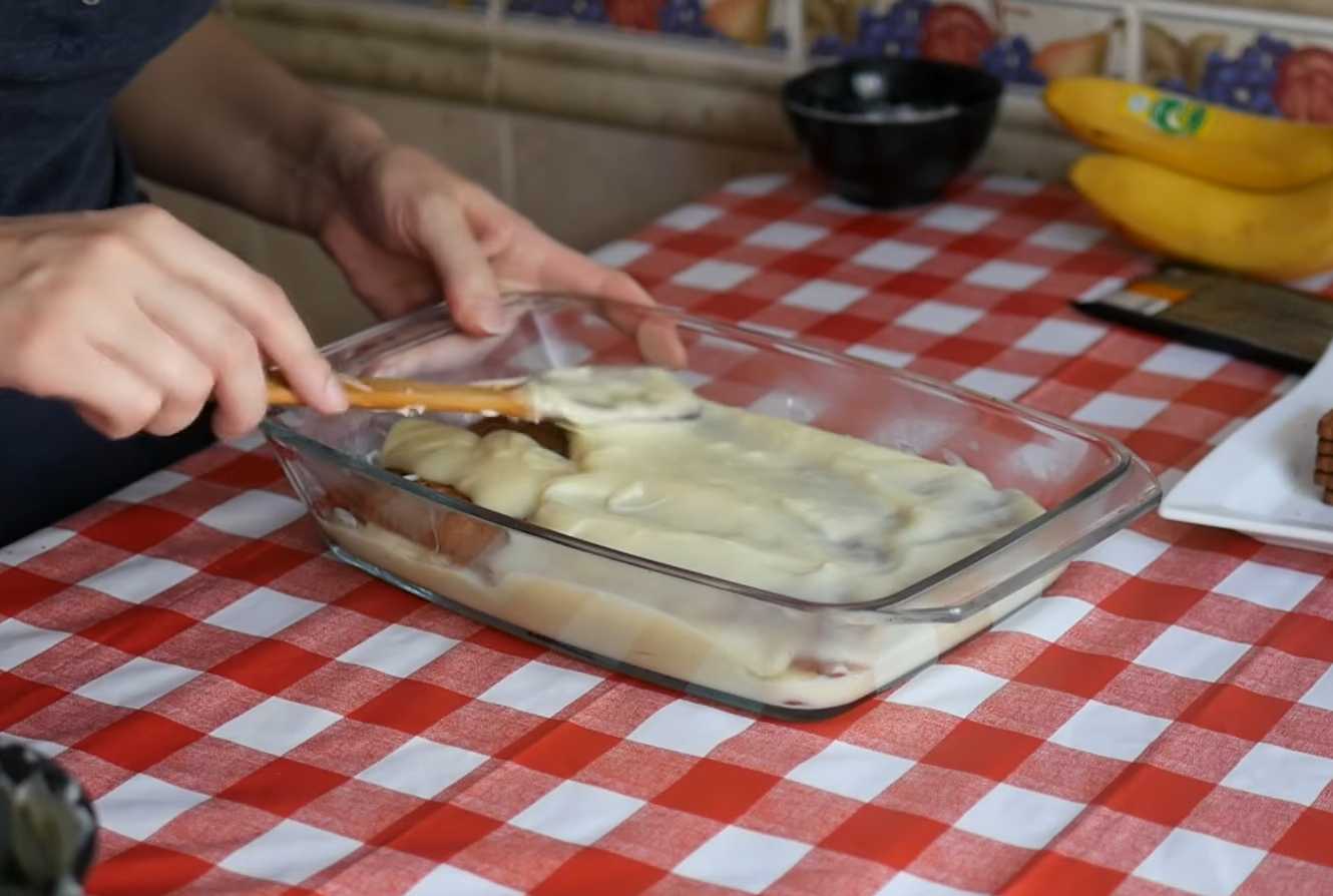 Торт из печенья с бананами и заварным кремом без выпечки-Шаг 10