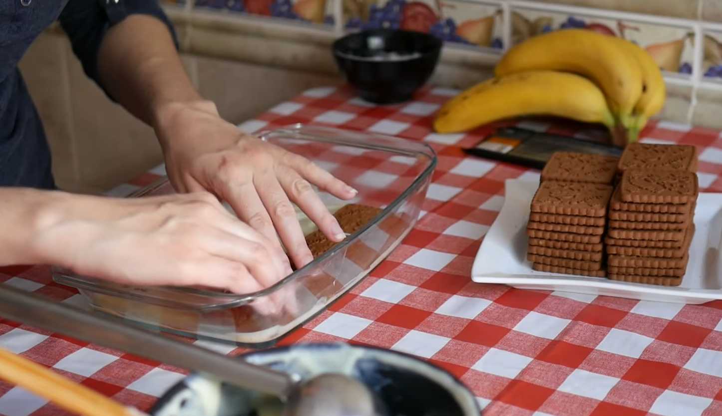 Торт из печенья с бананами и заварным кремом без выпечки-Шаг 8