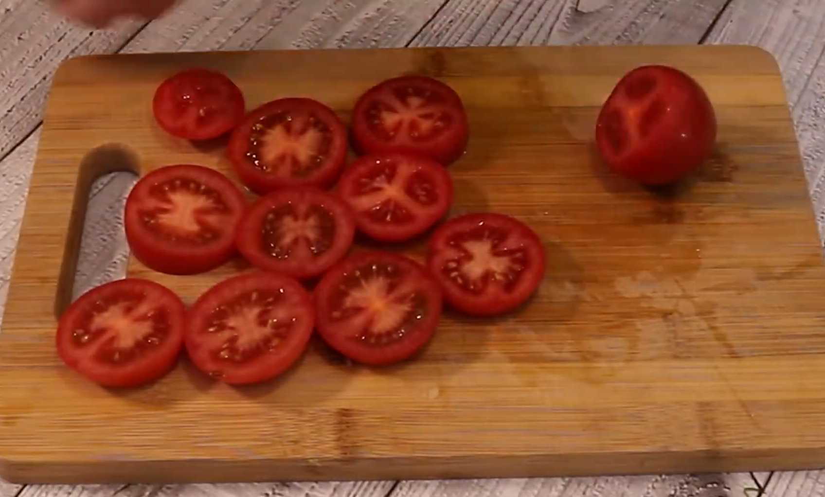 Омлет с помидорами на сковороде-Шаг 2