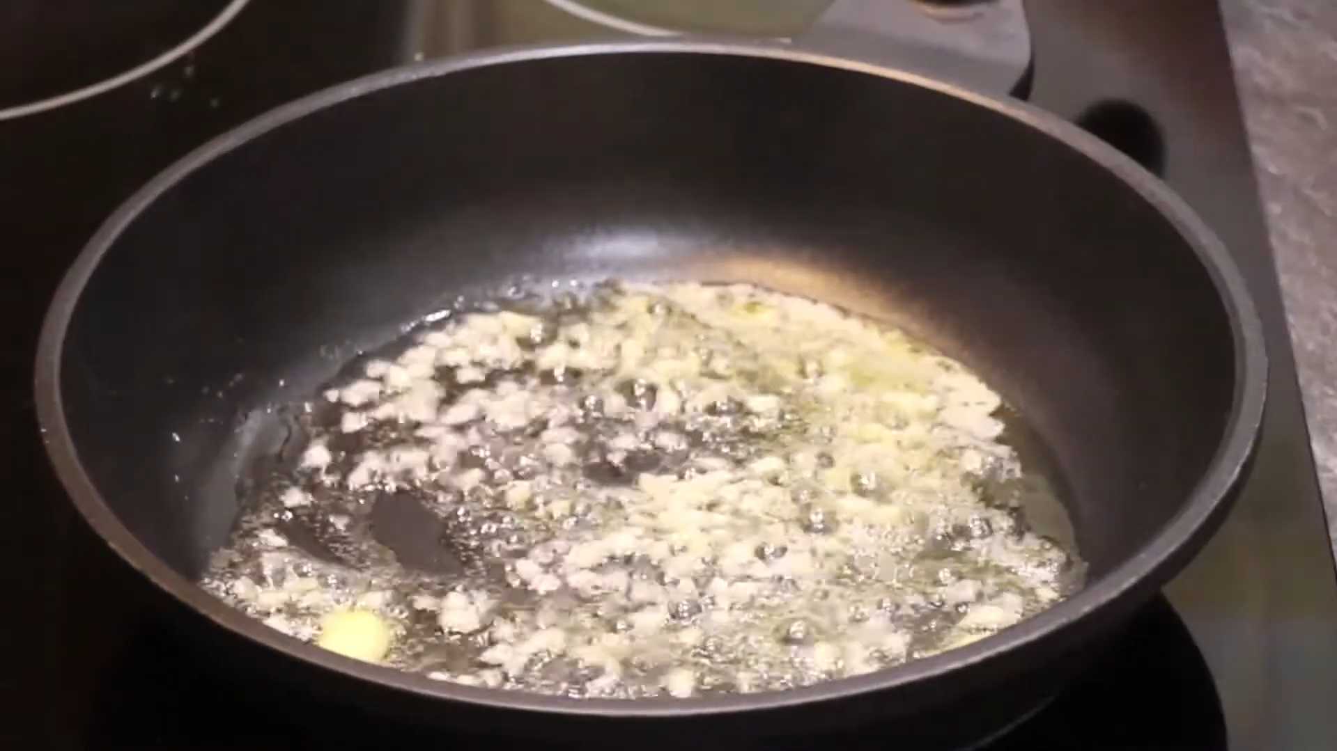 Омлет с помидорами на сковороде-Шаг 6