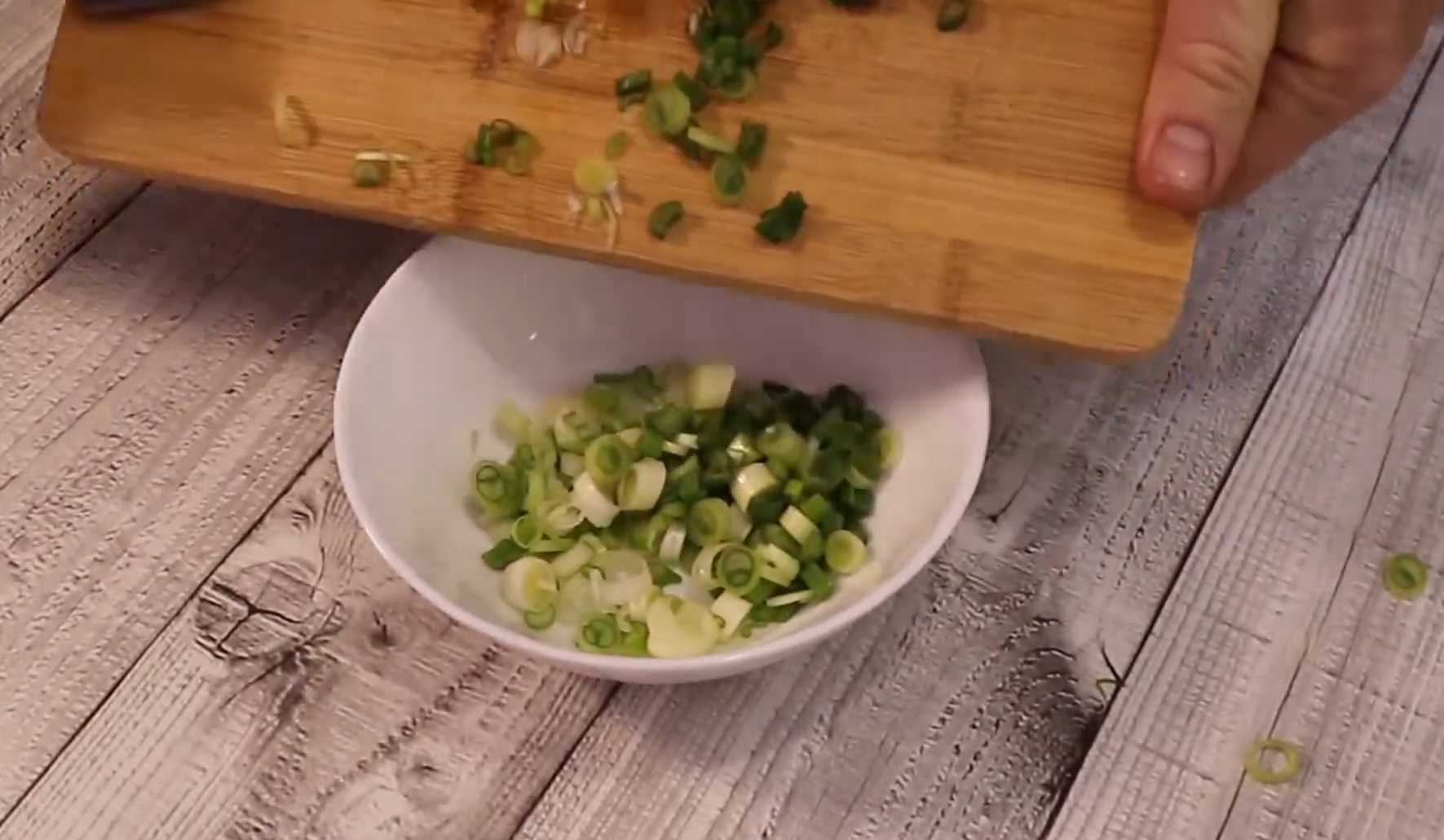 Омлет с помидорами на сковороде-Шаг 1