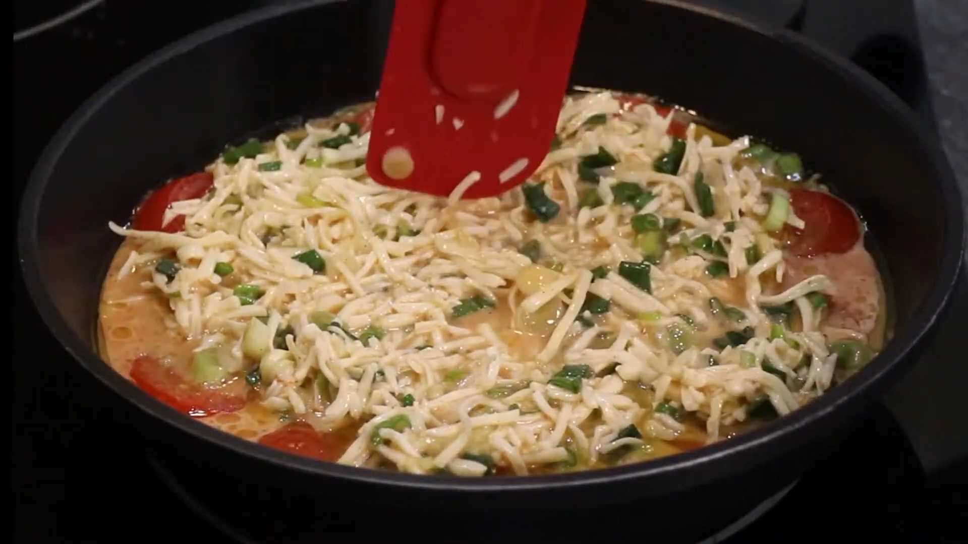 Омлет с помидорами на сковороде-Шаг 8