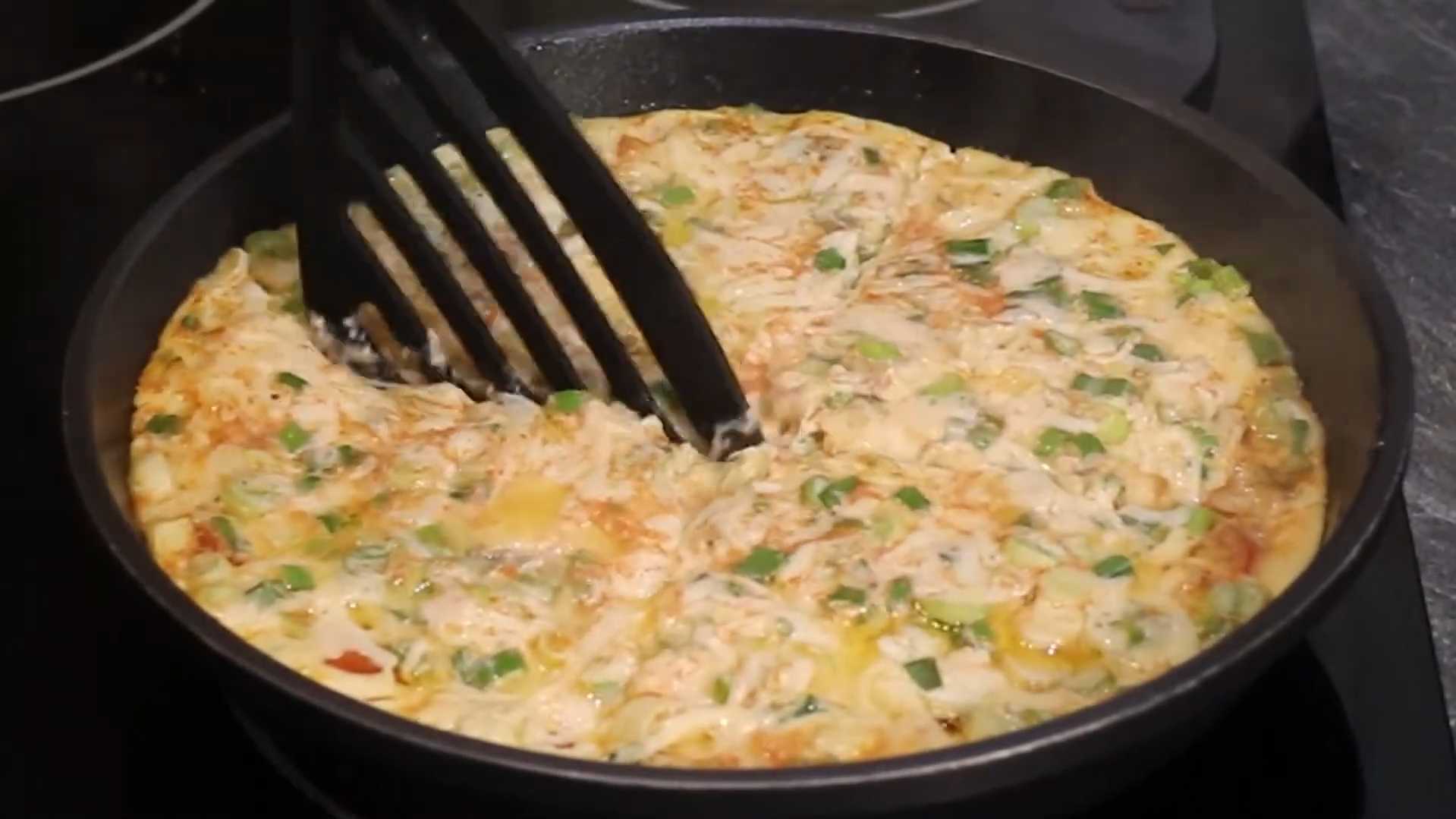 Омлет с помидорами на сковороде-Шаг 10