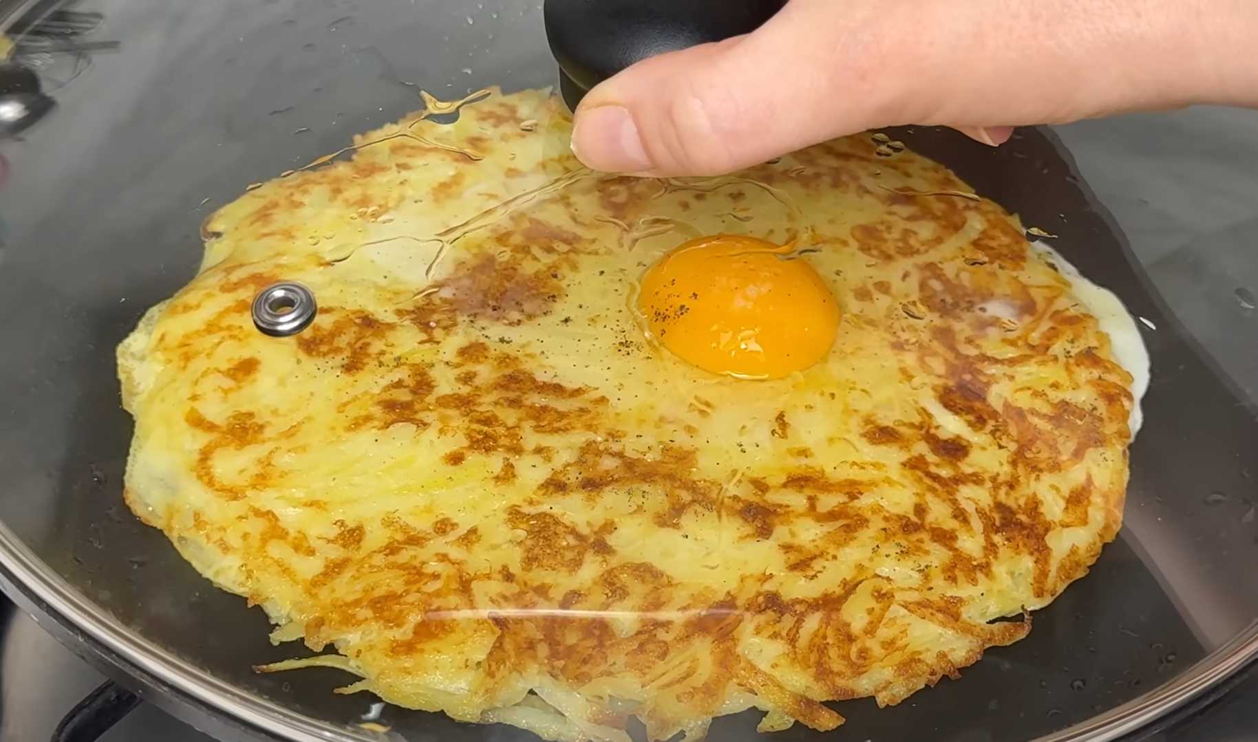 Хрустящий картофельный блин с яйцом-глазуньей в центре-Шаг 8