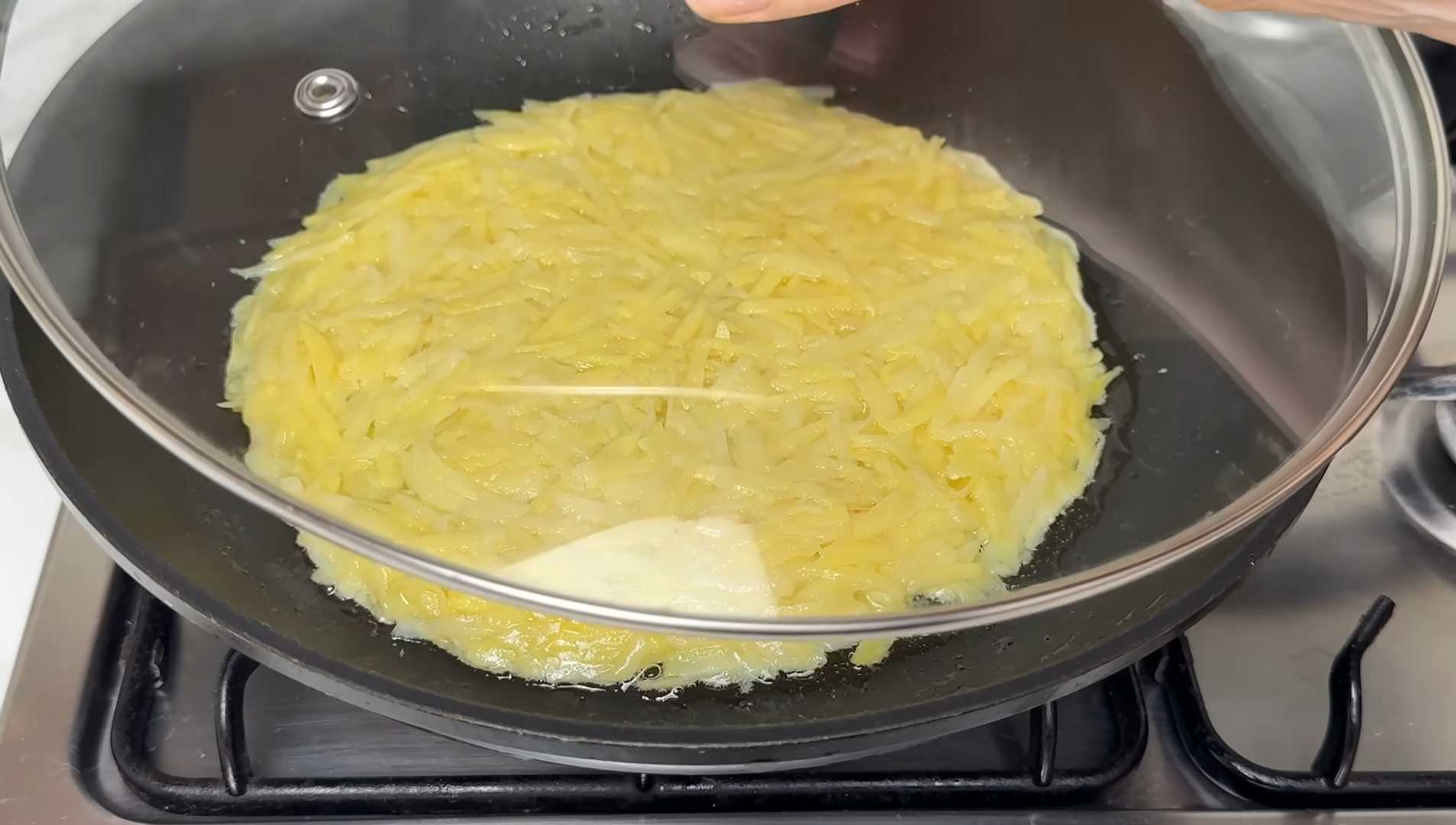 Хрустящий картофельный блин с яйцом-глазуньей в центре-Шаг 4