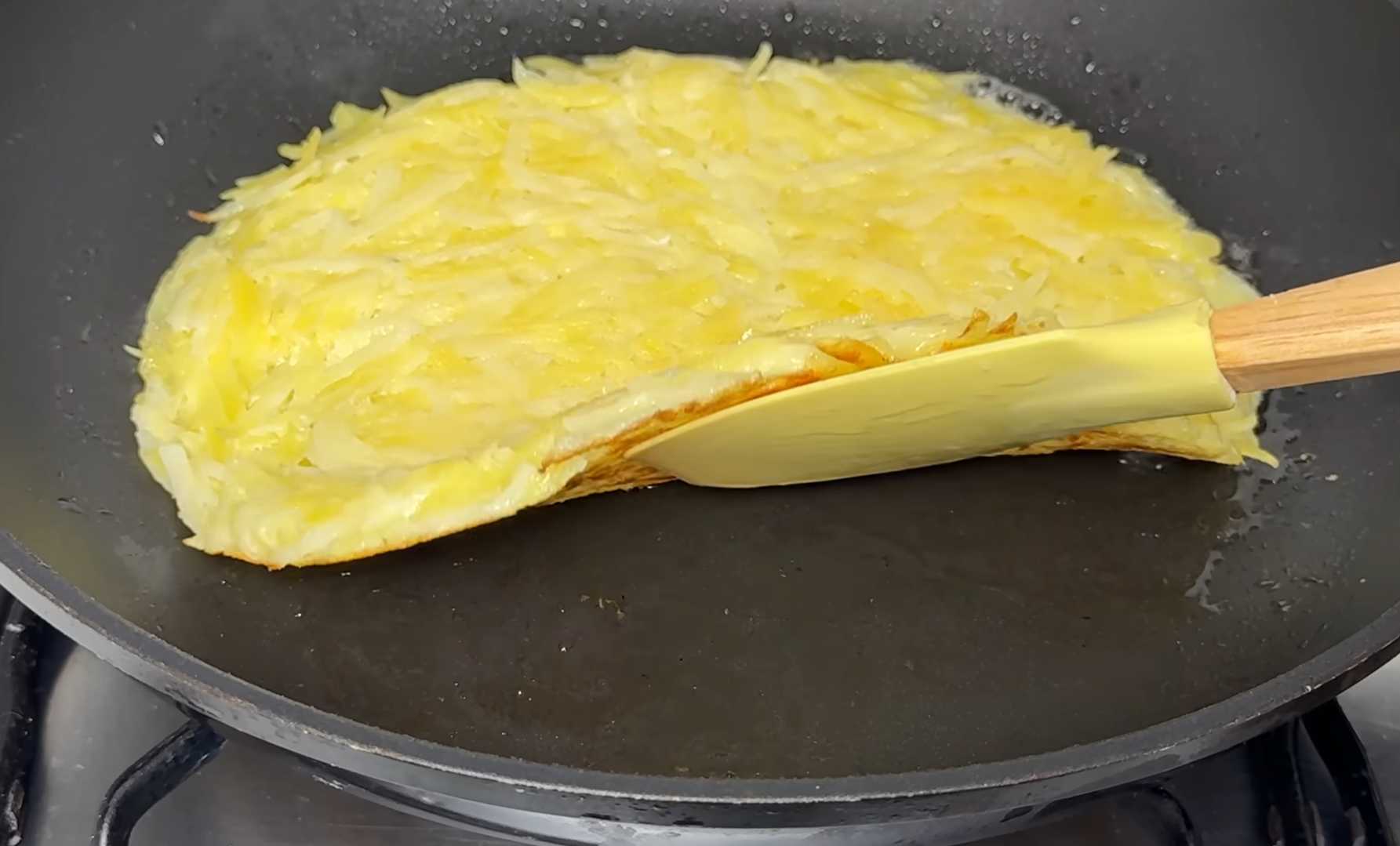 Хрустящий картофельный блин с яйцом-глазуньей в центре-Шаг 5