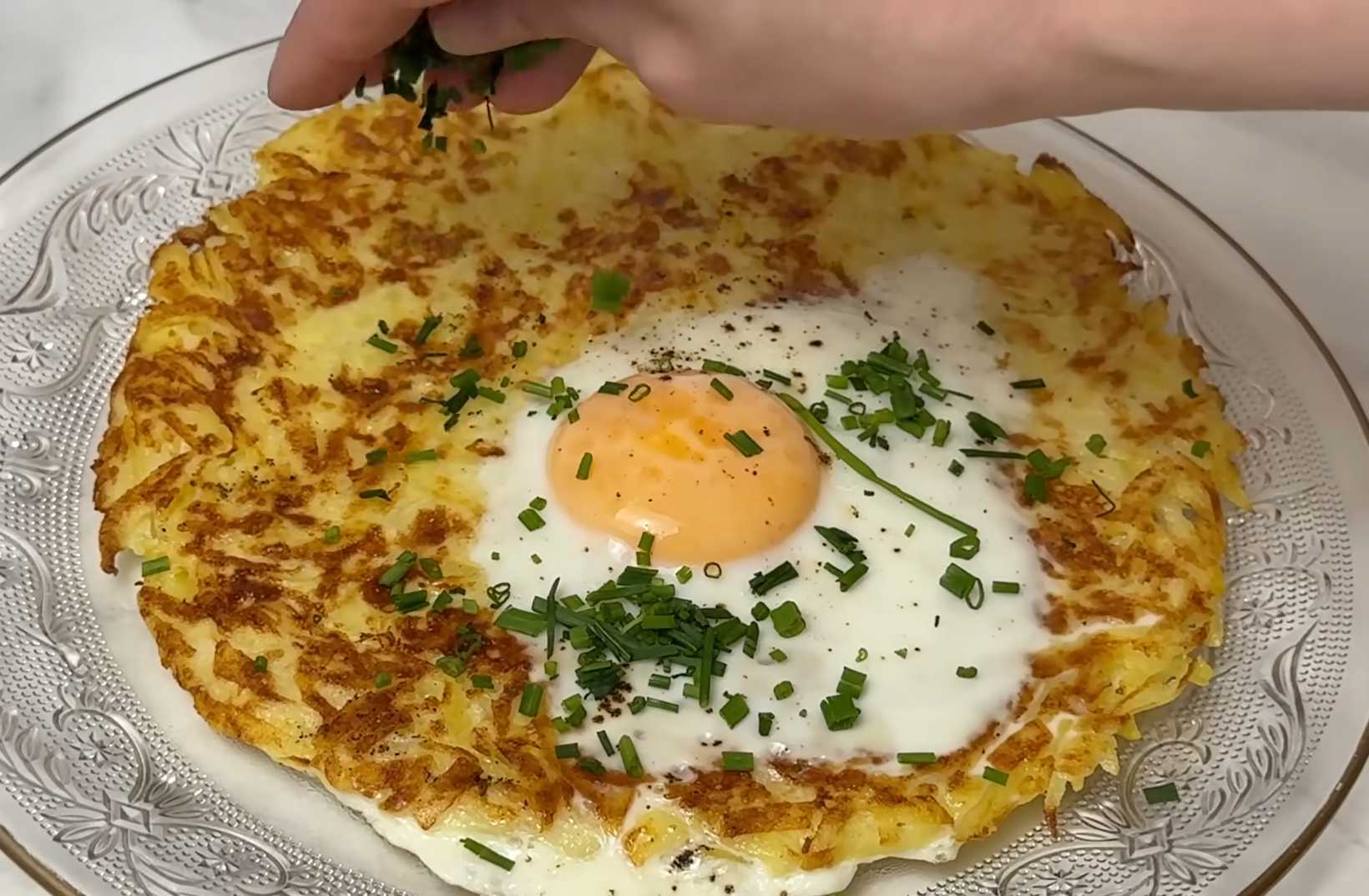 Хрустящий картофельный блин с яйцом-глазуньей в центре-Шаг 10