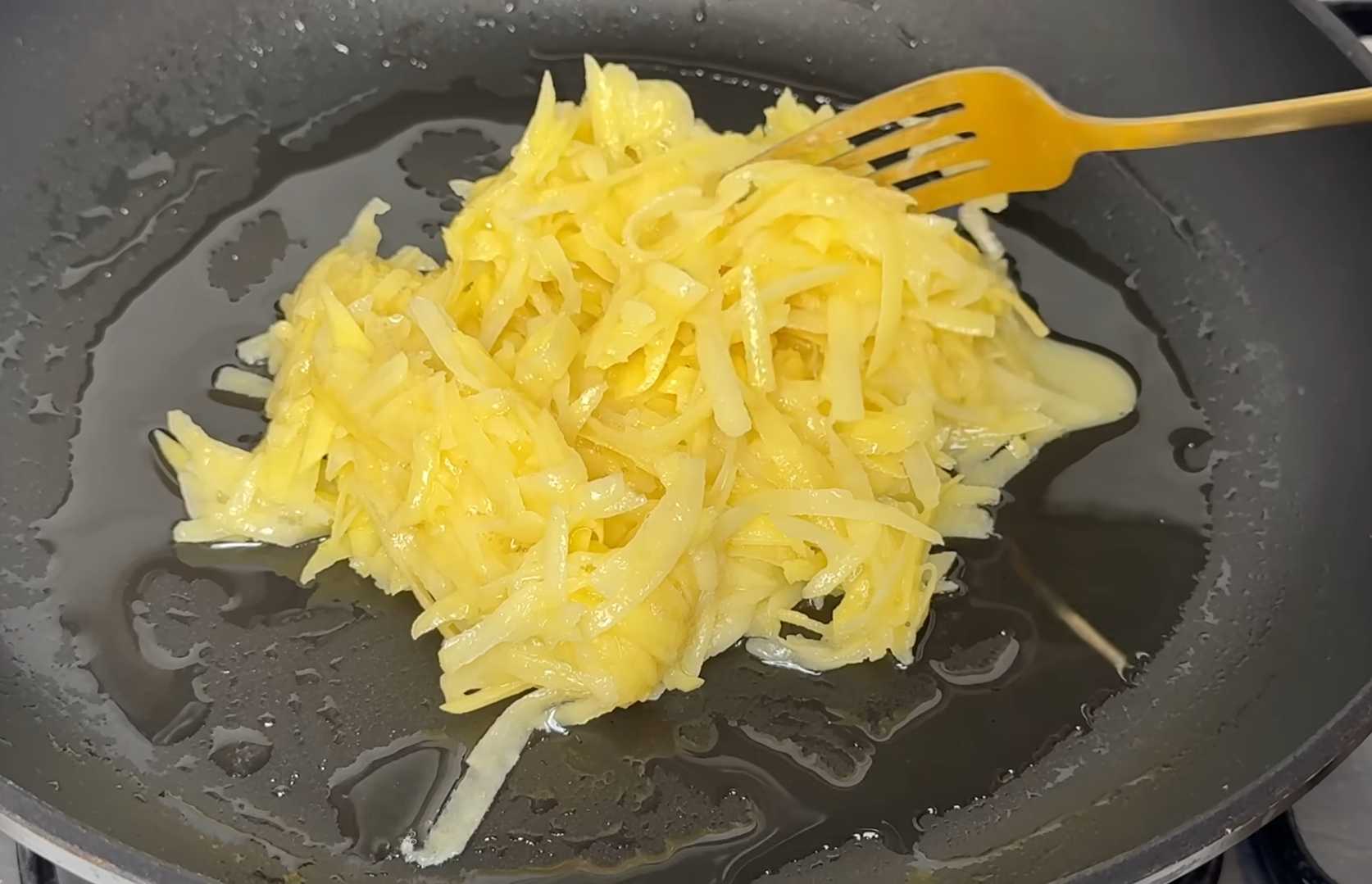 Хрустящий картофельный блин с яйцом-глазуньей в центре-Шаг 3