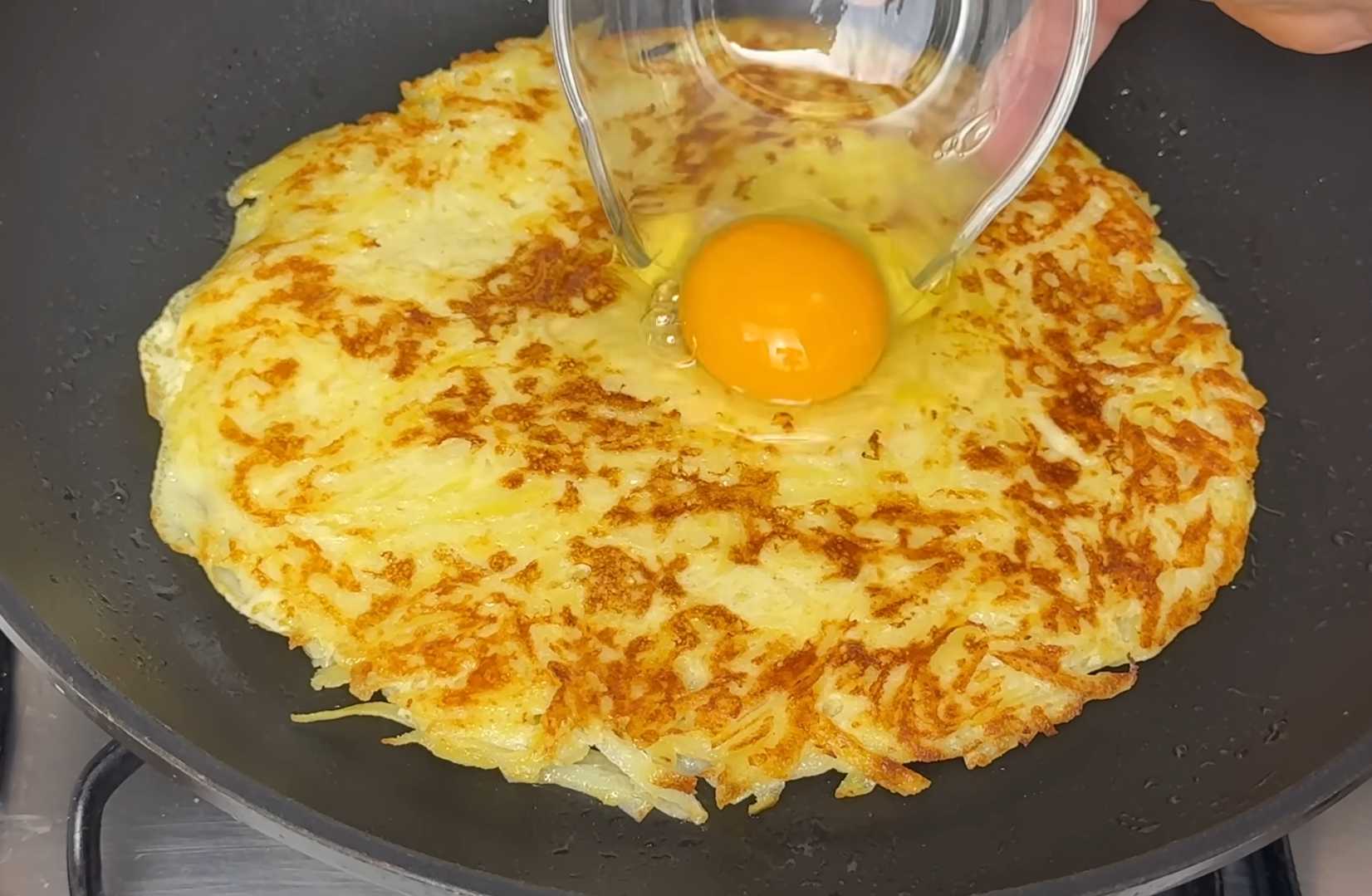 Хрустящий картофельный блин с яйцом-глазуньей в центре-Шаг 7