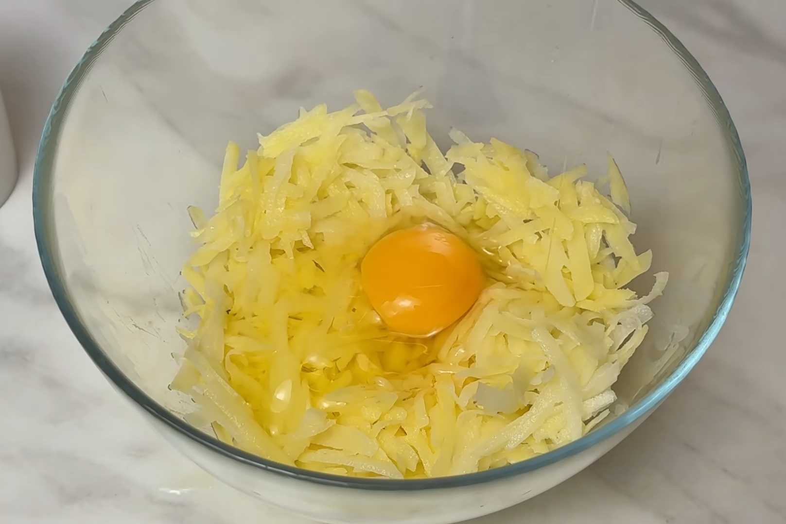 Хрустящий картофельный блин с яйцом-глазуньей в центре-Шаг 2