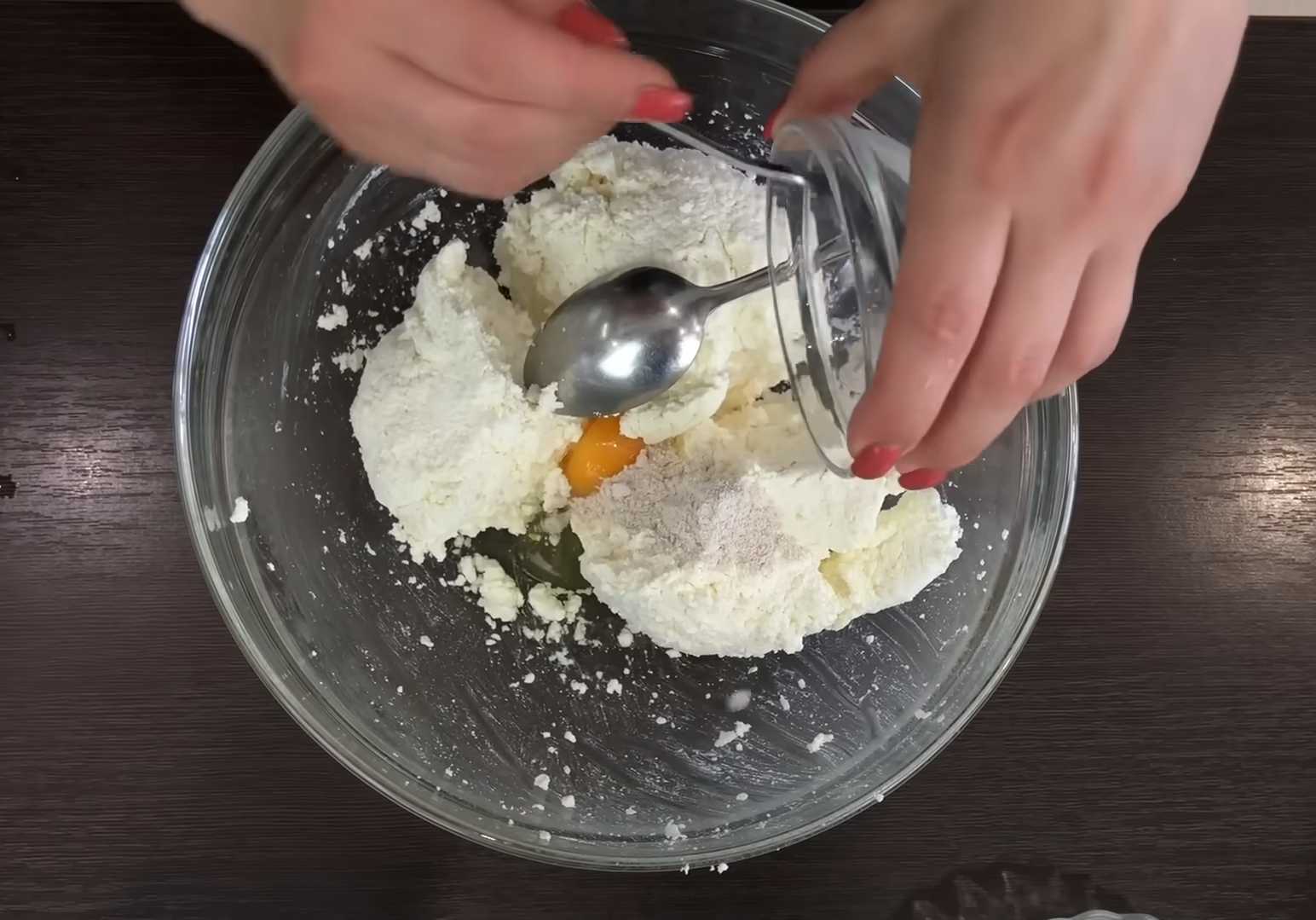 Пышные высокие сырники из творога с манкой-Шаг 2