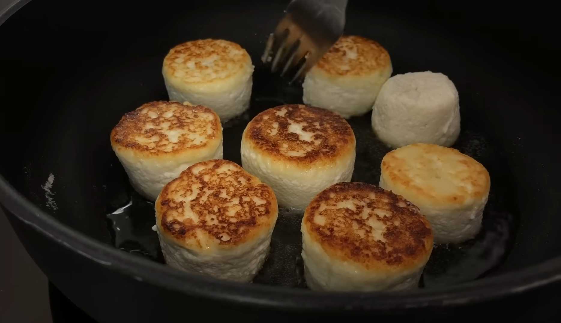 Пышные высокие сырники из творога с манкой-Шаг 8