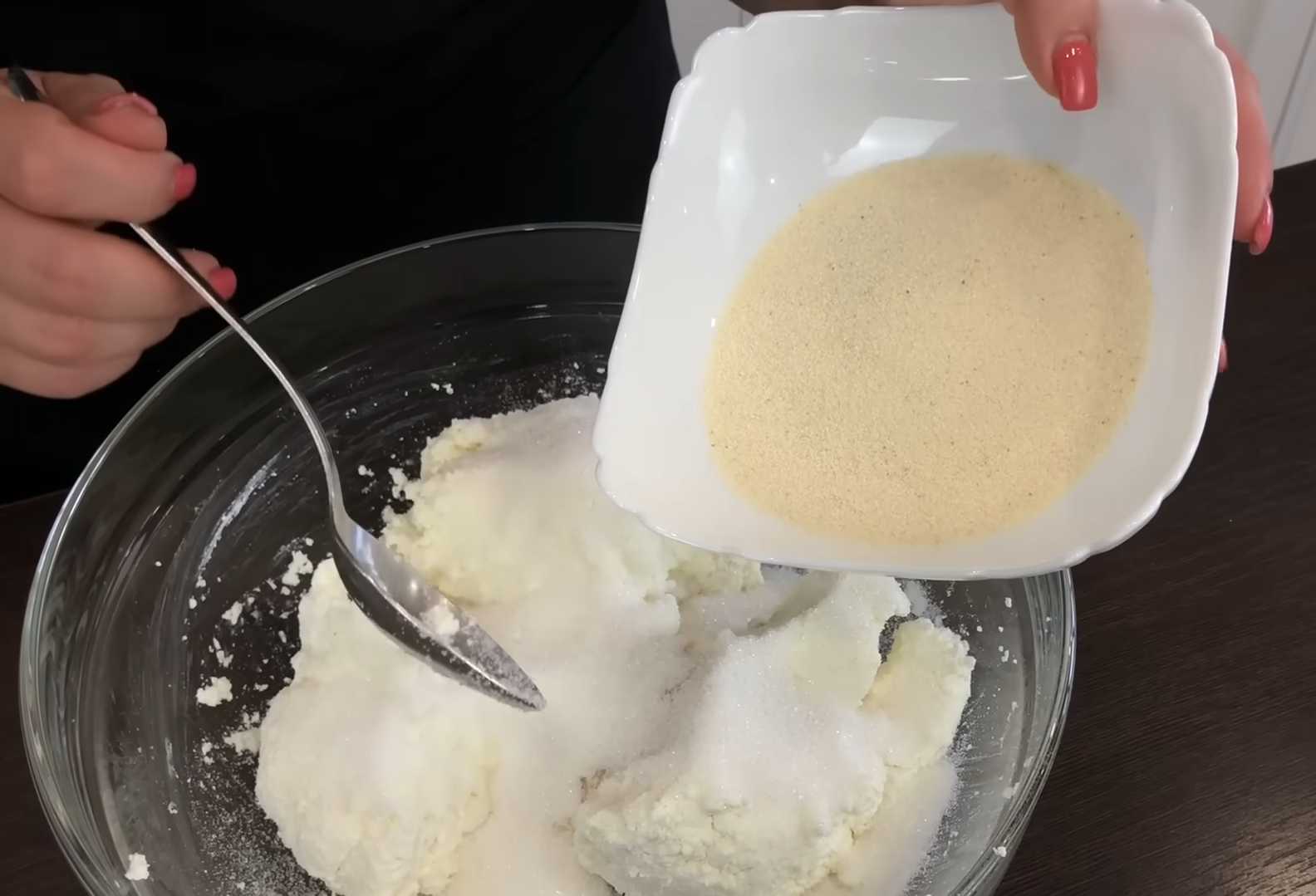 Пышные высокие сырники из творога с манкой-Шаг 3