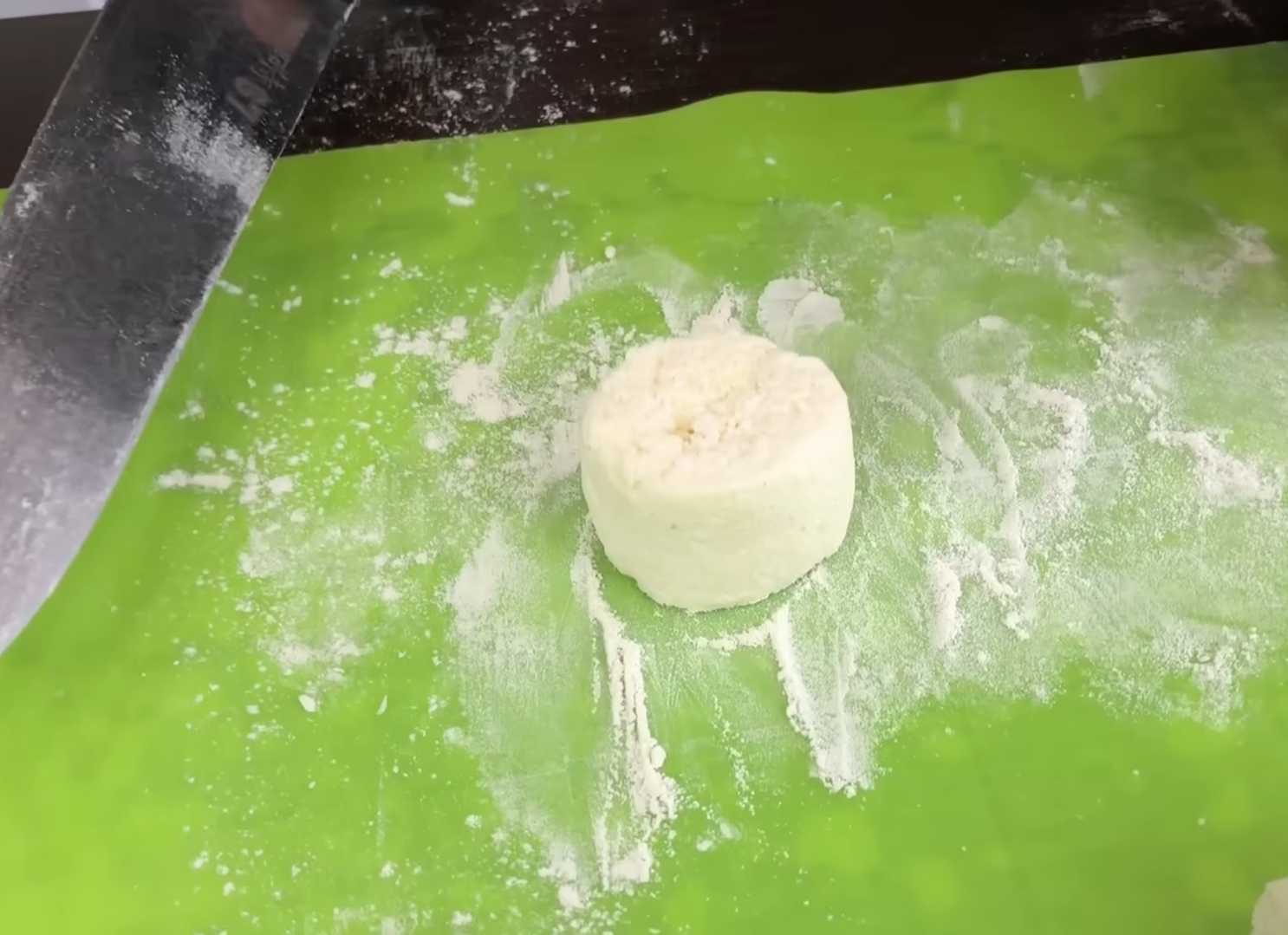 Пышные высокие сырники из творога с манкой-Шаг 7