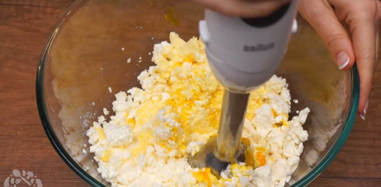 Творожная запеканка с бананом в духовке-Шаг 3