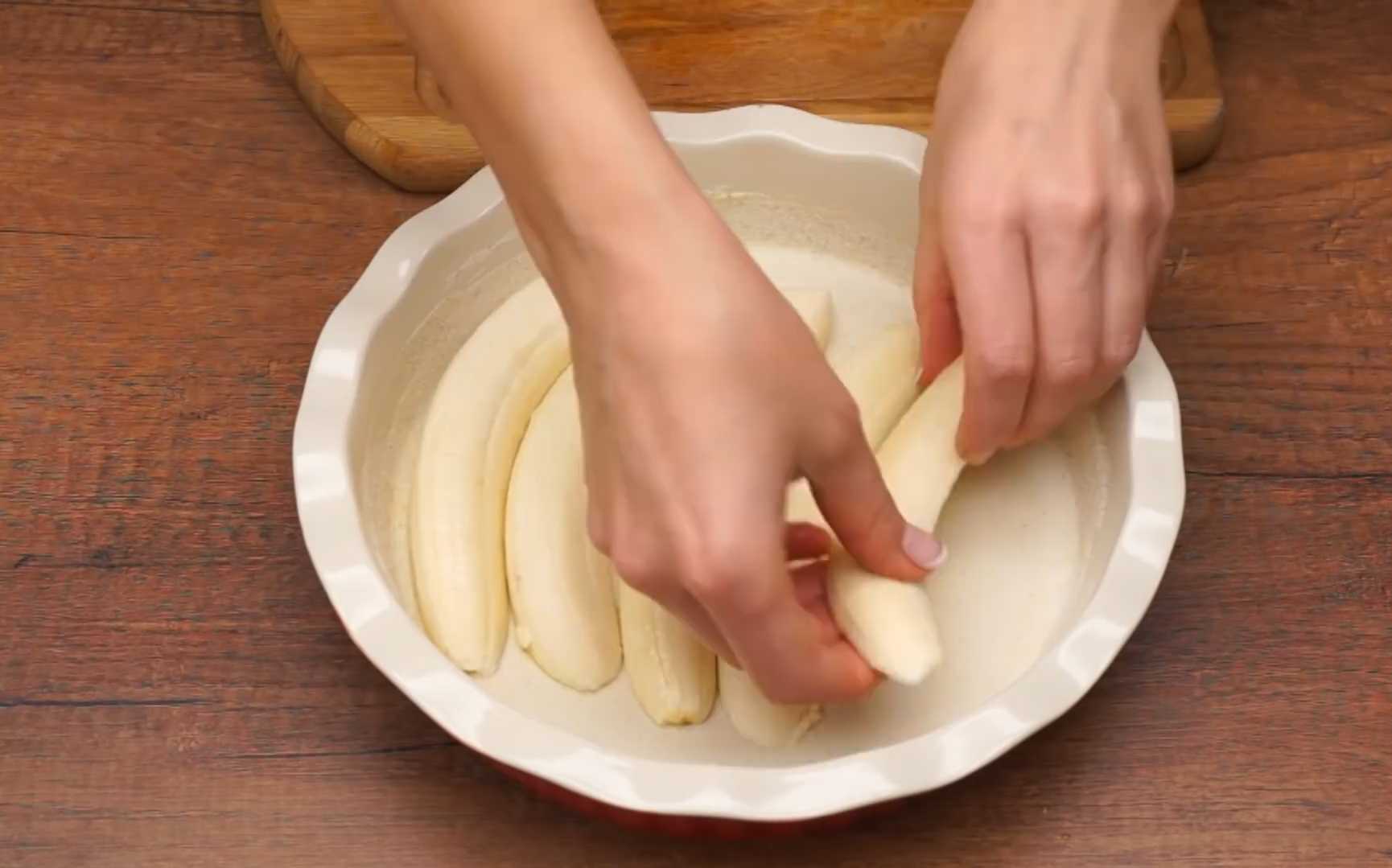 Творожная запеканка с бананом в духовке-Шаг 8