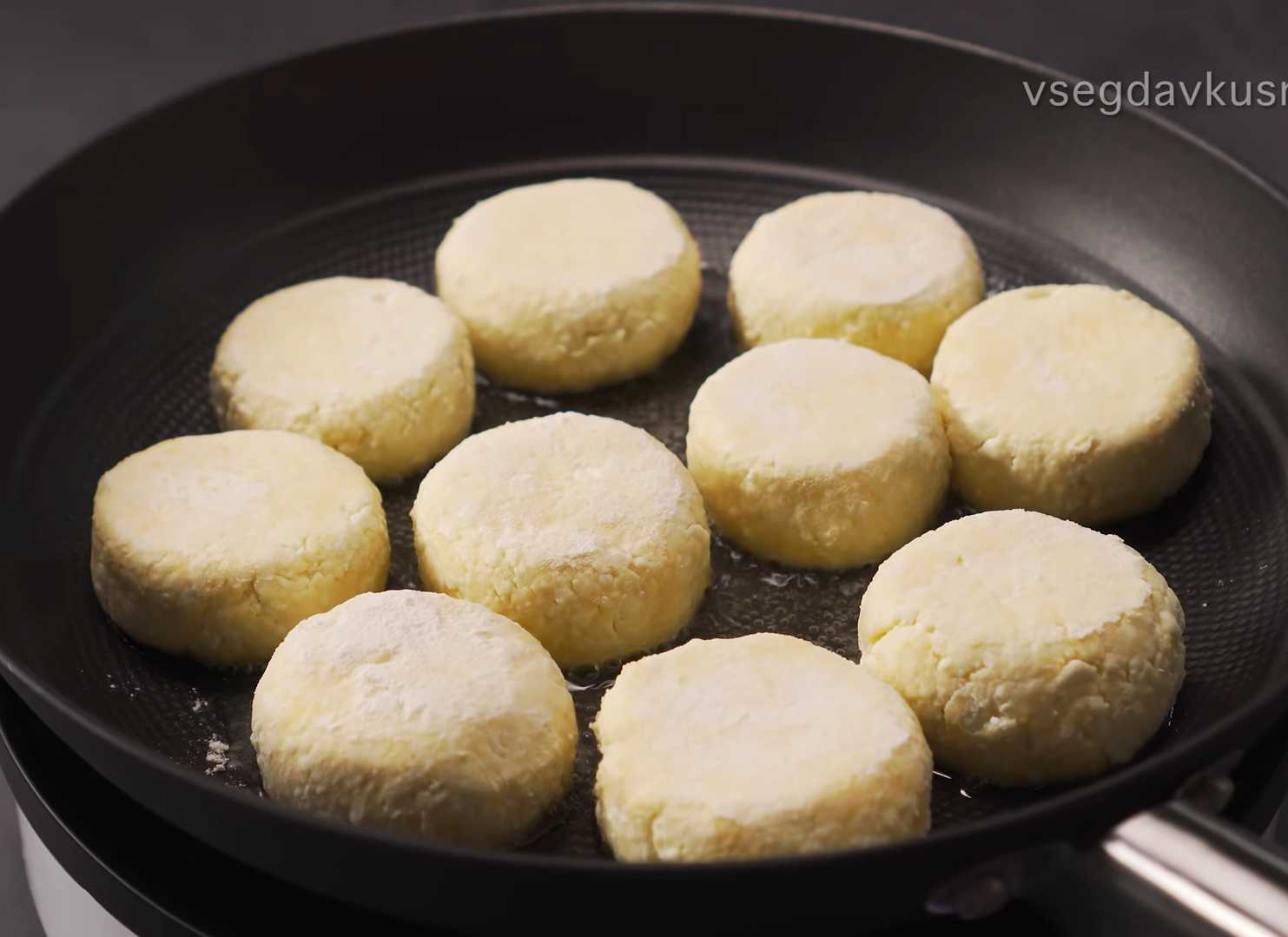 Сытные творожные сырники-Шаг 8