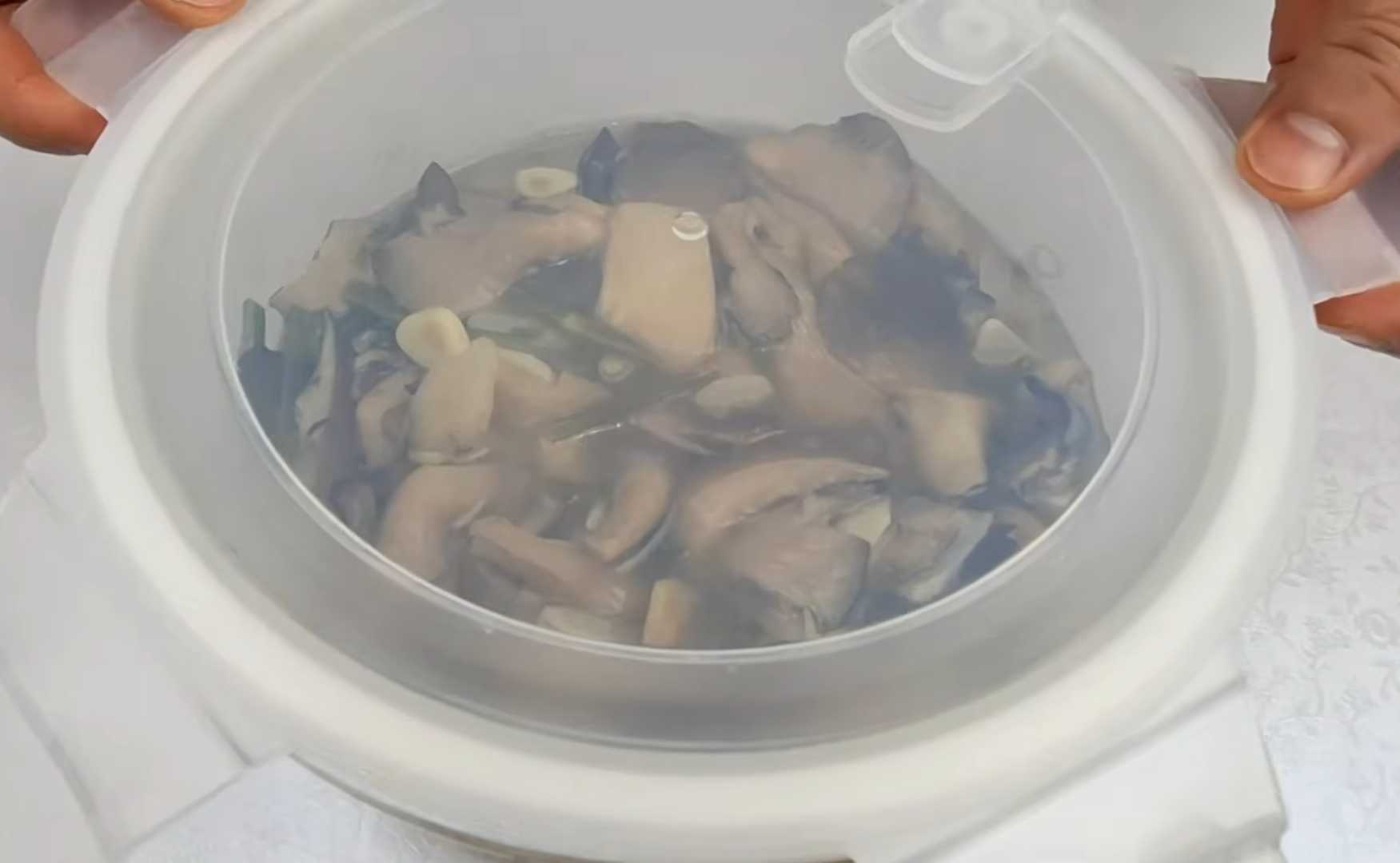 Маринованные вешенки с чесноком и зеленью-Шаг 10