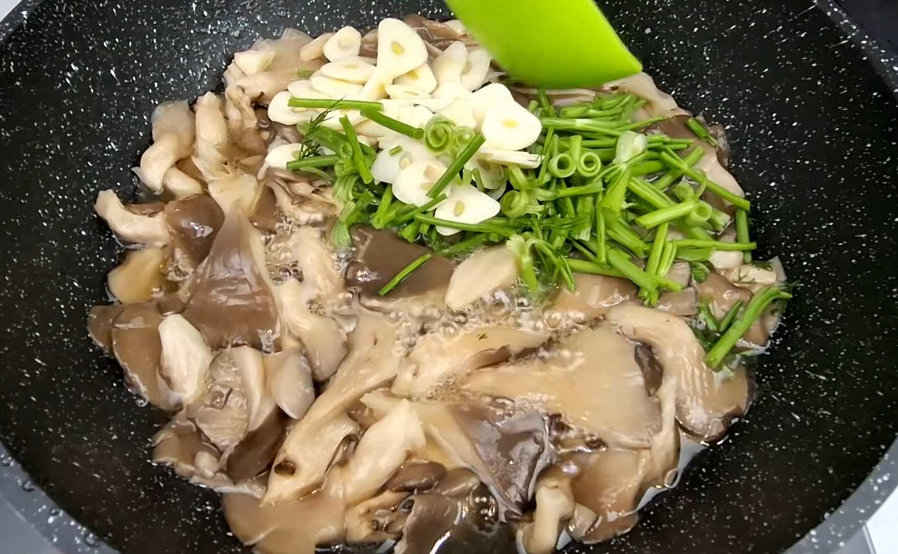 Маринованные вешенки с чесноком и зеленью-Шаг 8